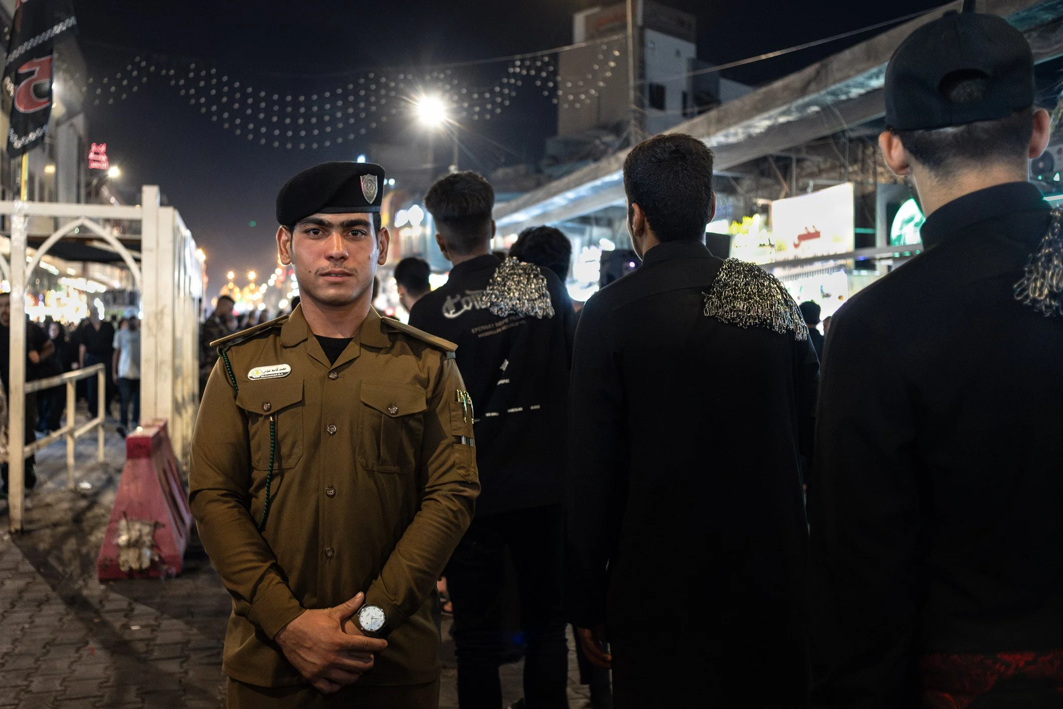 Les fidèles commémorent le martyre de l’imam Hussein à travers des rituels de deuil. Un militaire de l’armée irakienne s’occupe de la gestion des lieux saints lors du 7ème jour de la commémoration de Achoura. Baghdad, Iraq, Juillet 2024. 