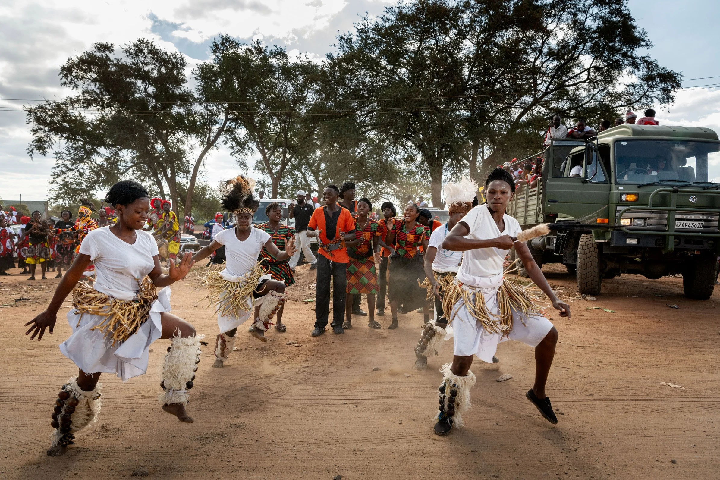 Dans l’un des quartier où s’arrête le cortège de la manifestation d'annonce du Bene Mukuni, les danseurs Makishi (ici la communauté des Soli) offrent un spectacle traditionnel aux habitants. Livingstone, Zambie - 21 Juillet 2025