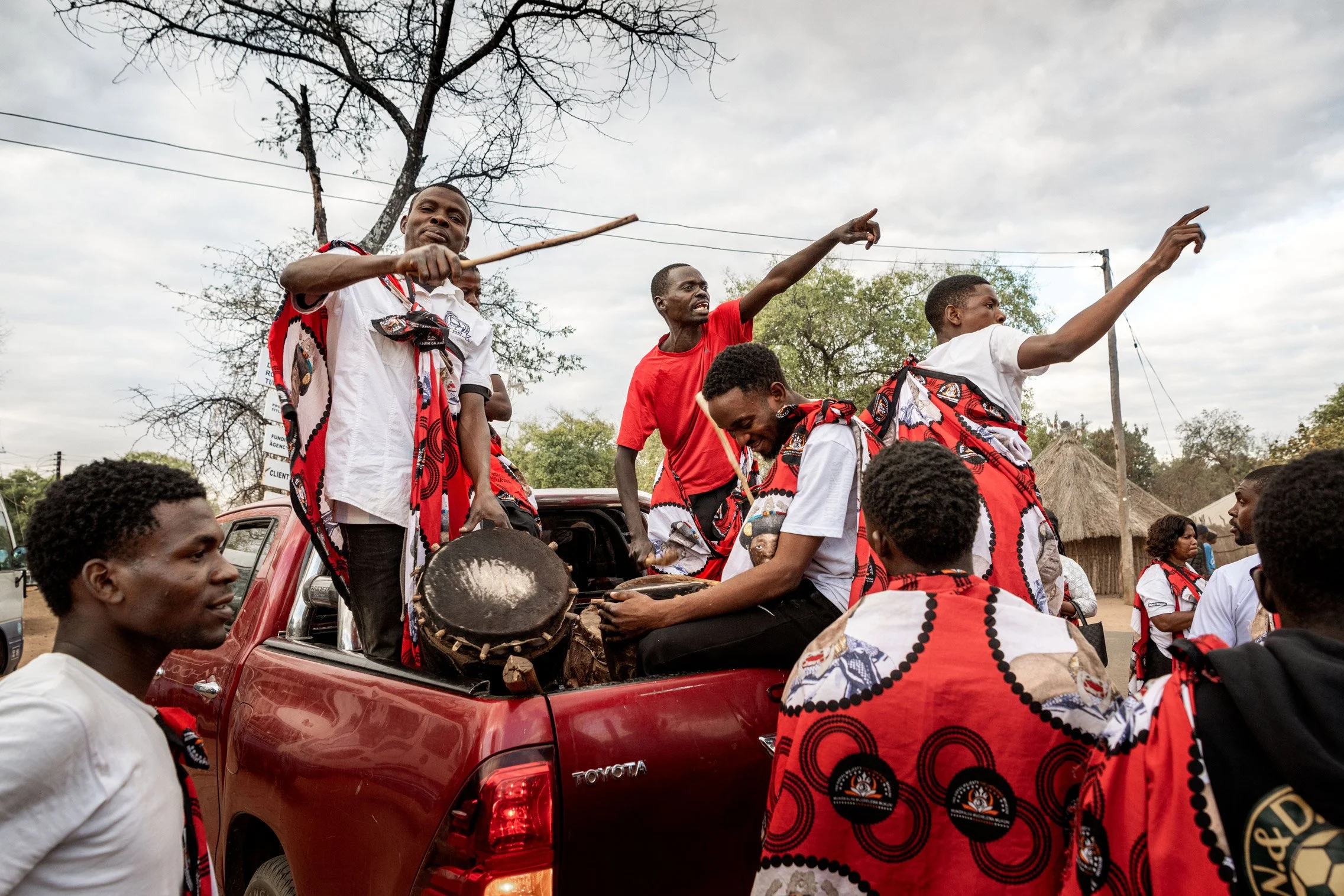 En fin de journée au village de Mukuni, des musiciens de la communauté Toka Leya se préparent à offrir les dernières prestations de danse qui marquent la fin de la manifestation d'annonce du Bene Mukuni, organisée cinq jours avant la cérémonie offici