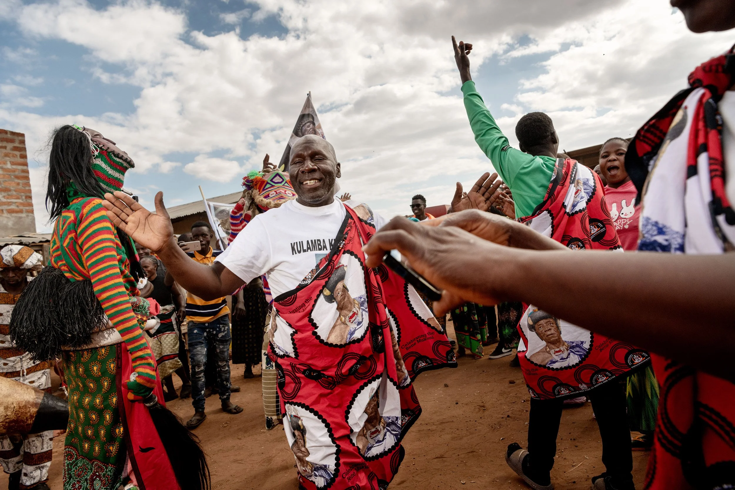 Ambiance festive lors de la manifestation d'annonce du Bene Mukuni : dans l'un des quartiers de Livingstone, les participants célèbrent avec joie habillé des shitenge et des costumes traditionnels. Livingstone, Zambie - 21 Juillet 2025