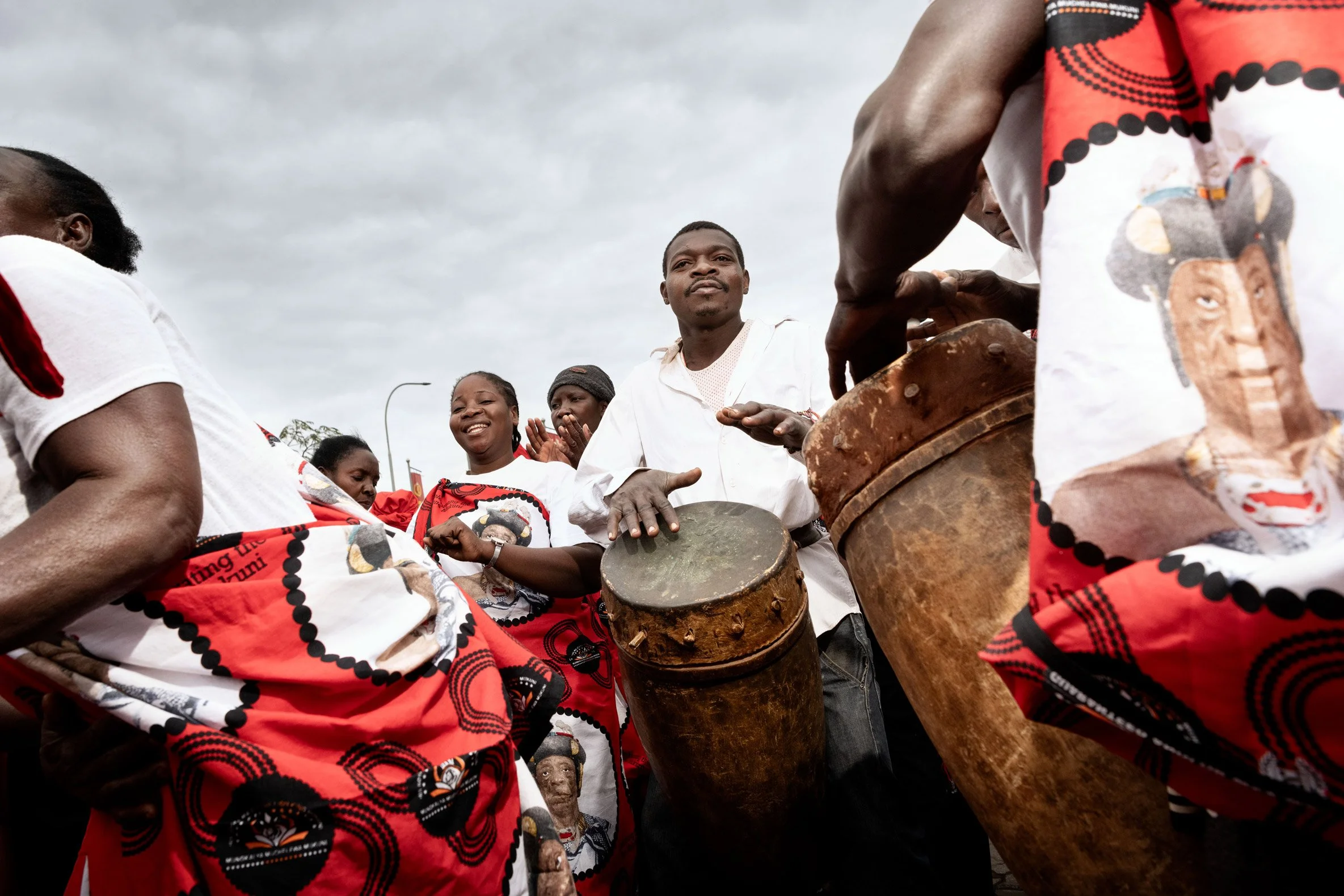 Lors de la manifestation d'annonce du Bene Mukuni, cinq jours avant la cérémonie, le cortège fait une halte sur le parking du supermarché Shoprite de Livingstone pour célébrer et danser traditionnellement. On y voit des danseurs et musiciens Toka Ley