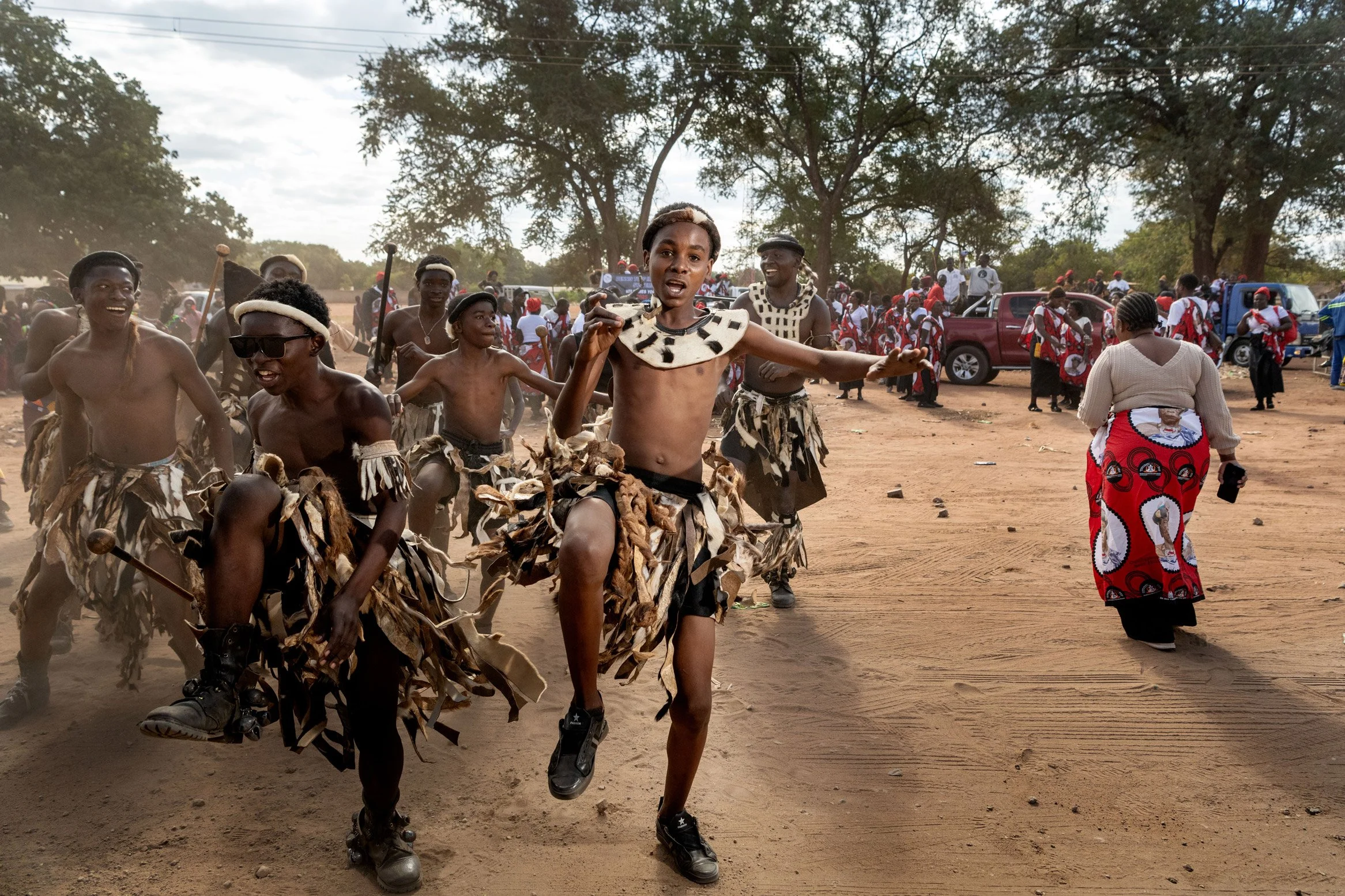 Dans l’un des quartier où s’arrête le cortège de la manifestation d'annonce du Bene Mukuni, les danseurs Makishi (ici la communauté des Ngoni) offrent un spectacle traditionnel aux habitants. Livingstone, Zambie - 21 Juillet 2025
