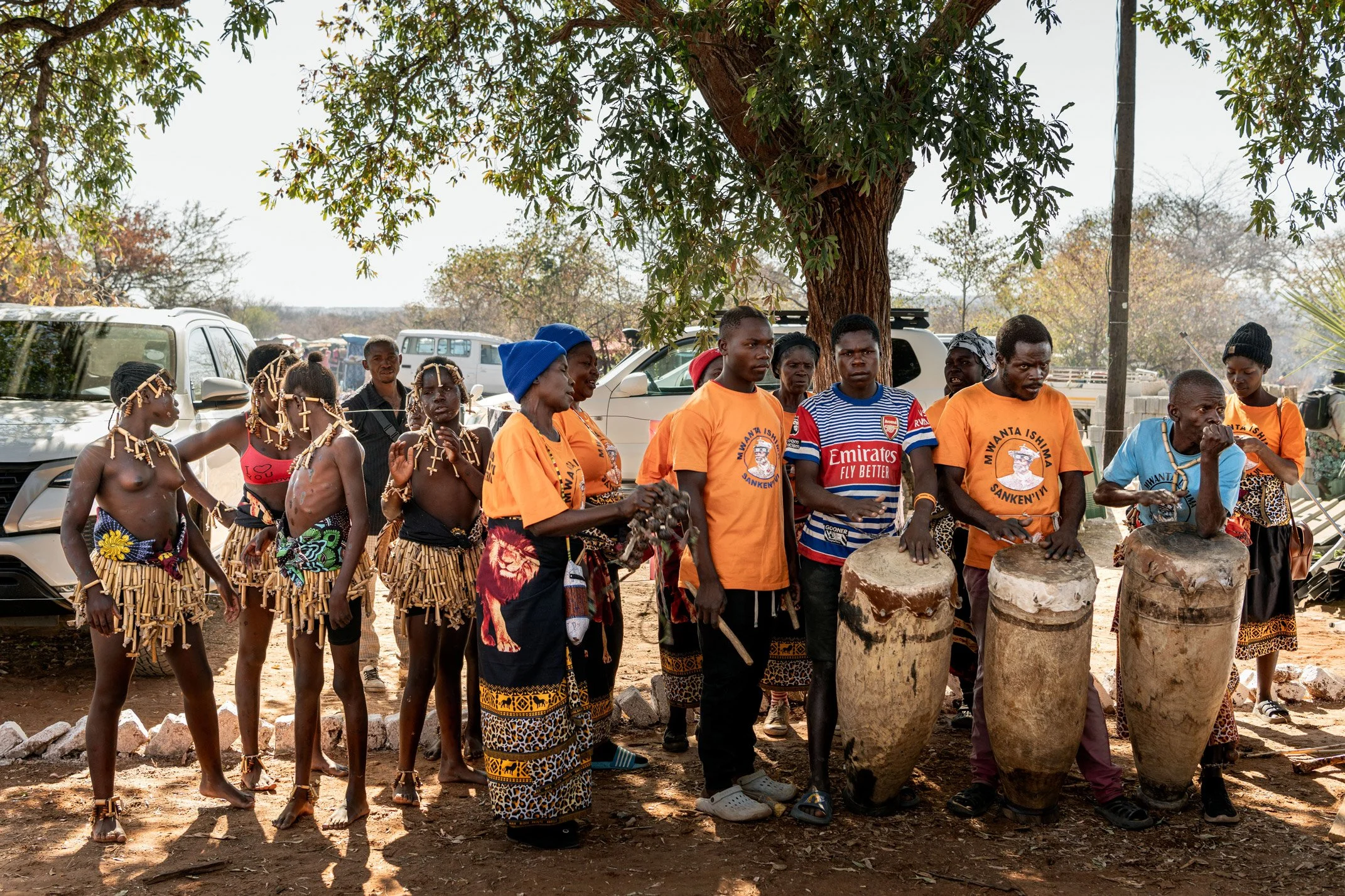 Lors du dernier jour de la cérémonie du Bene Mukuni à Simukale, les musiciens et danseurs du peuple Chewa se rassemblent et patientent avant leur prestation, notamment l'exécution de leurs danses traditionnelles ancestrales. Zambie, Simukale - 26 Jui