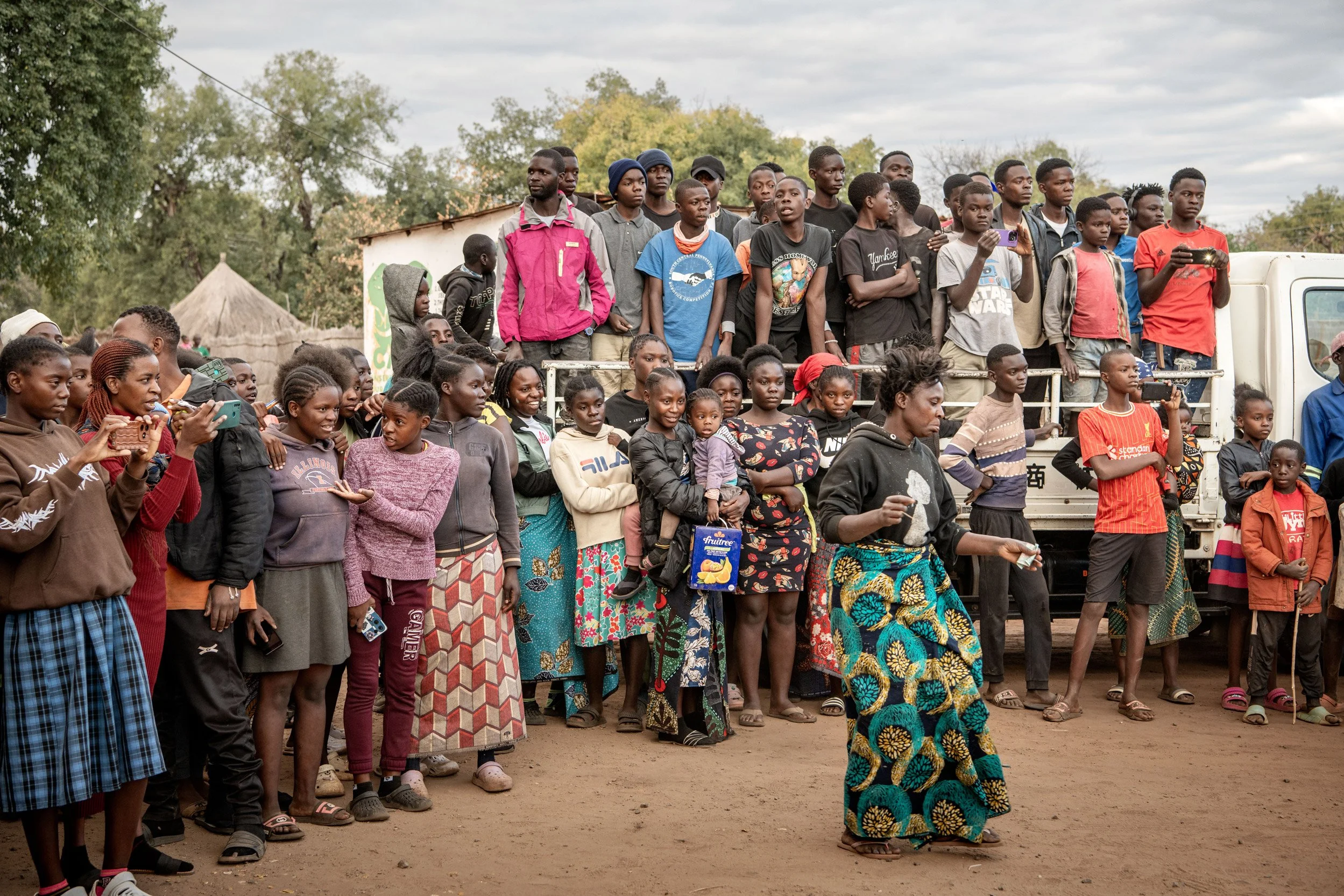 Au village de Mukuni, point final de la manifestation d'annonce de la celebration du  Bene Mukuni, une foule de spectateurs locaux assiste en fin de journée aux spectacles des danseurs Makishi invités pour cette célébration. Mukuni, Zambie - 21 Juill