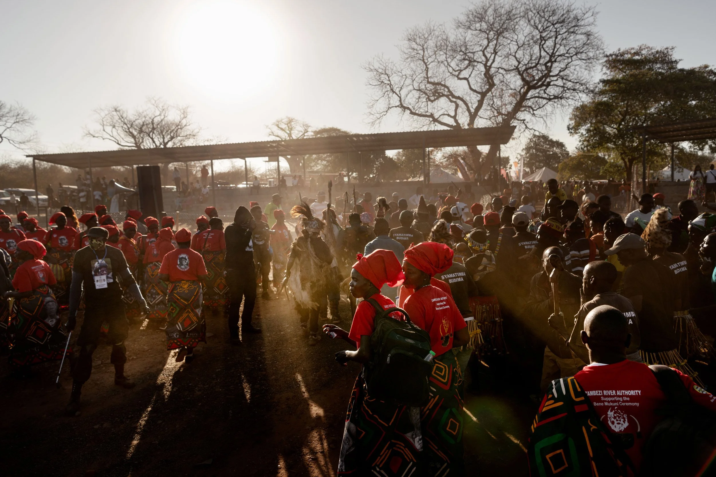Sur les derniers instants de la cérémonie, les communautés invités et organisatrice se rassemblent afin de célébrer une dernière fois le Bene Mukuni avant de quitter le site cérémoniel. Zambie, Simukale - 26 Juillet 202
