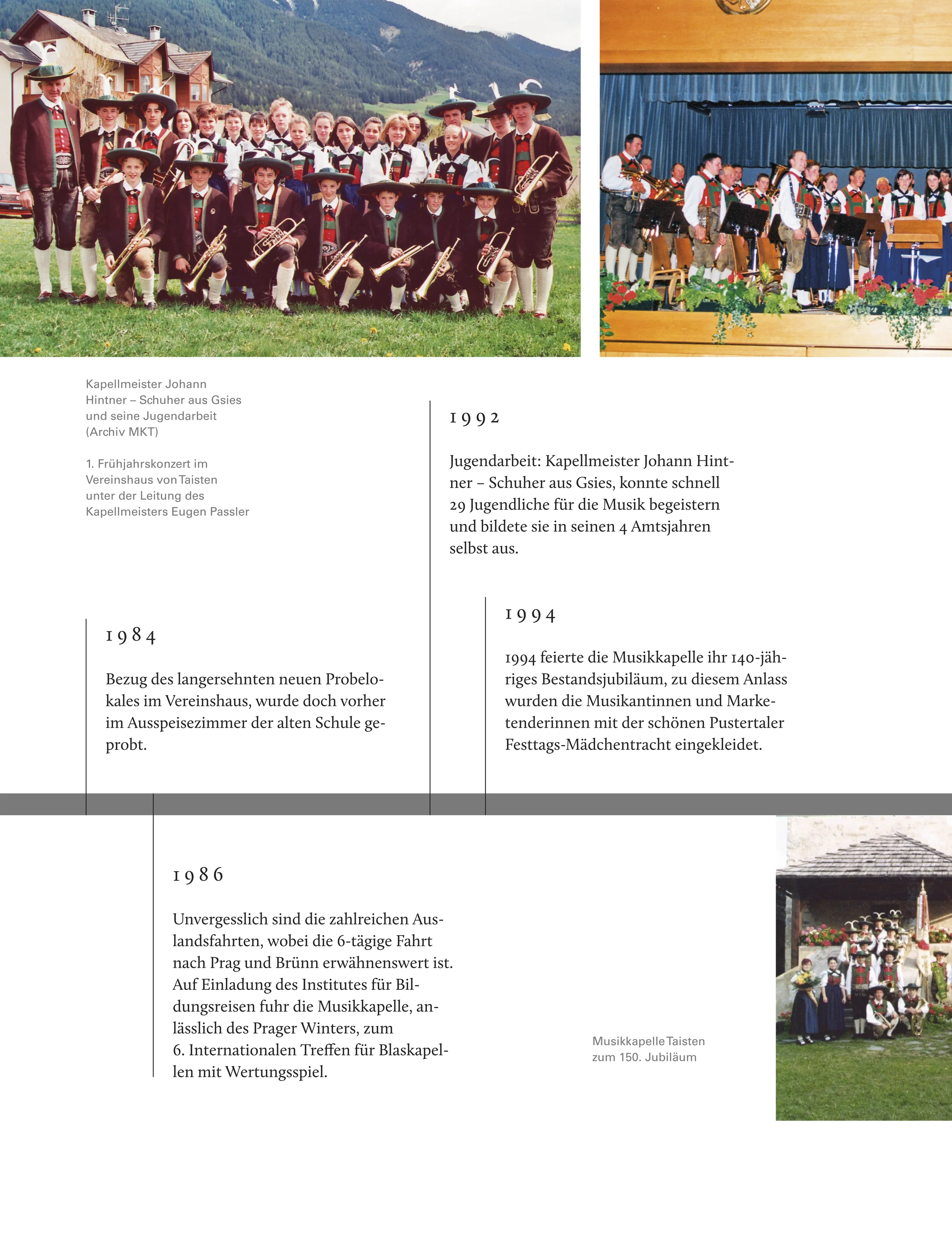Gruppenfoto der Musikgruppe Taisten zum 150. Jubiläum, mit Jugendlichen und Erwachsenen in traditioneller Kleidung im Freien, daneben ein Bild von einem Konzert mit den Musikanten auf der Bühne und ein weiteres Foto der Gruppe vor einem Haus.