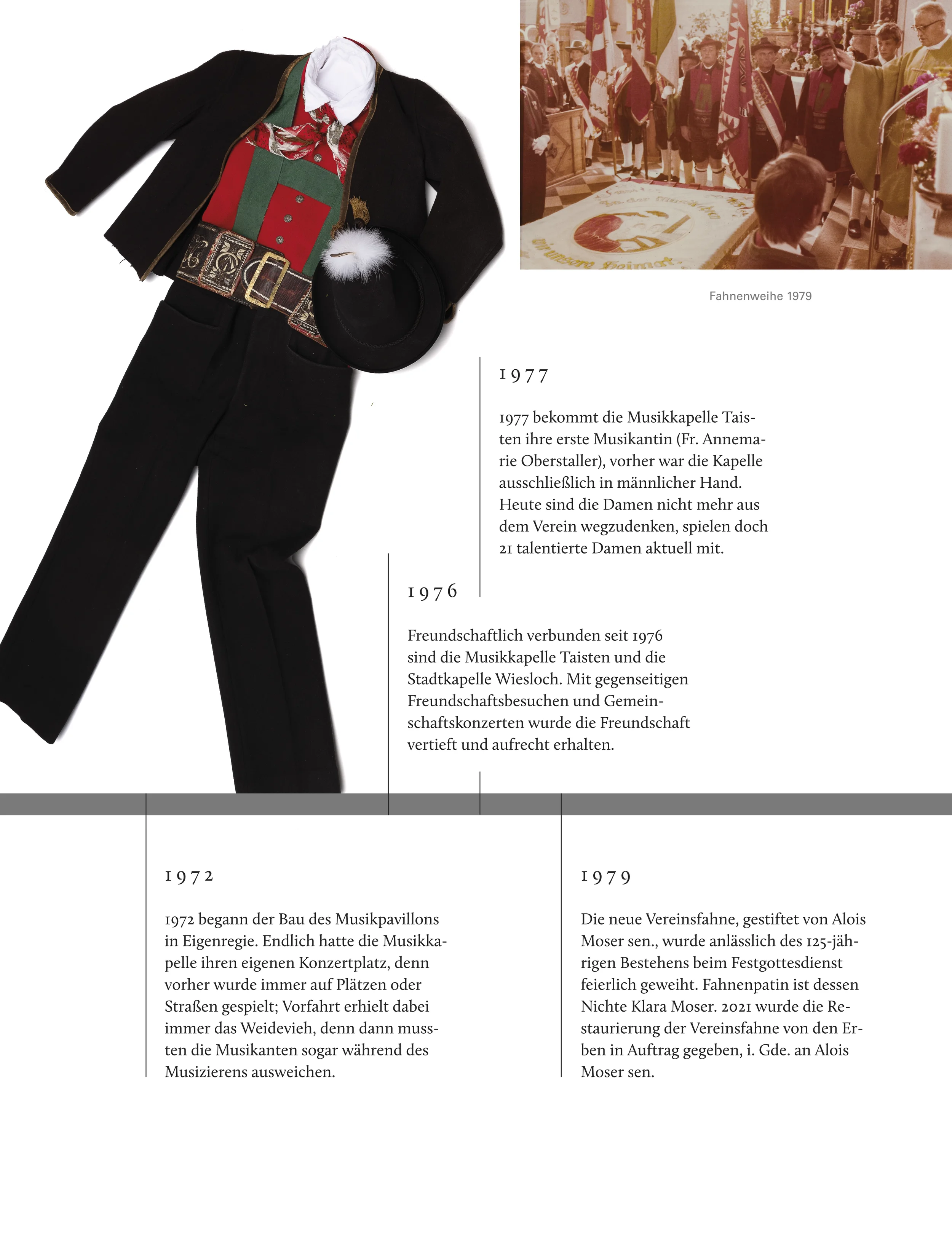 Text und Bilder über die Geschichte der Musikkapelle Taisten, inklusive Fotos von symbolischen Gegenständen und einem Festumzug, mit Jahreszahlen 1972, 1976, 1977, 1979.