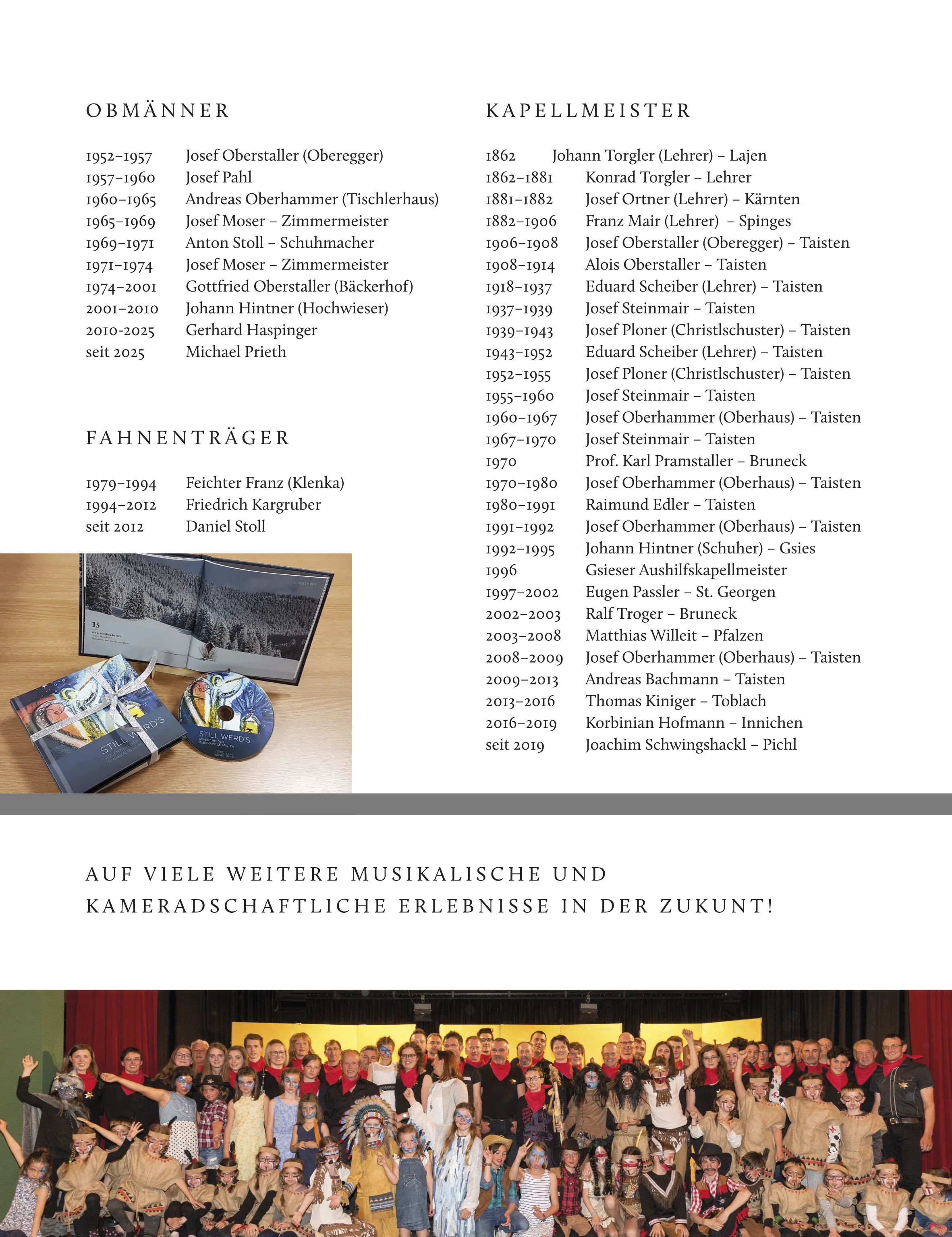 Gruppenfoto mit Kindern und Erwachsenen auf einer Bühne, thematisch Indianer, bei einer Veranstaltung oder Aufführung.