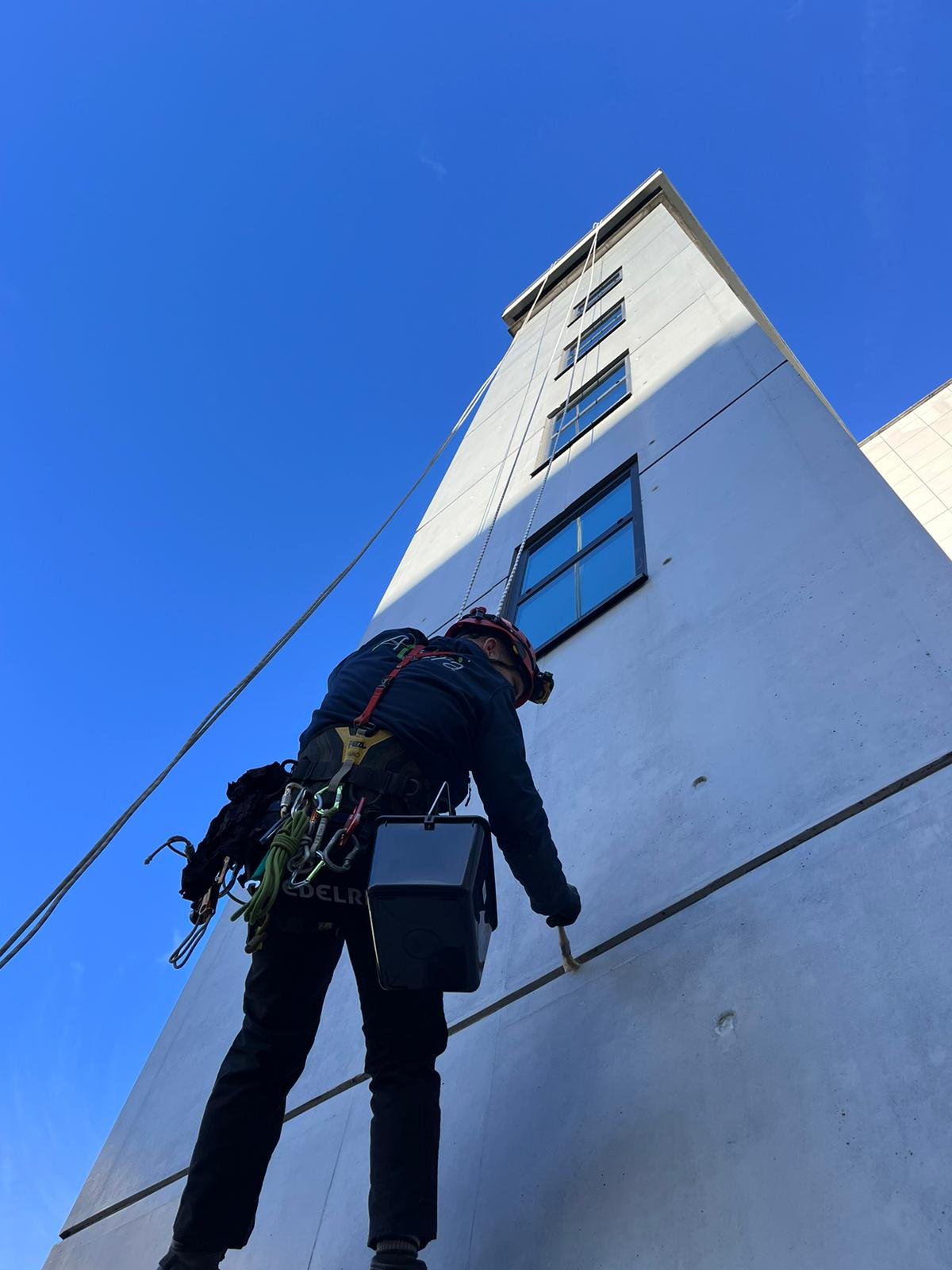 Pose de résine d'étanchéité sur la façade du bâtiment 