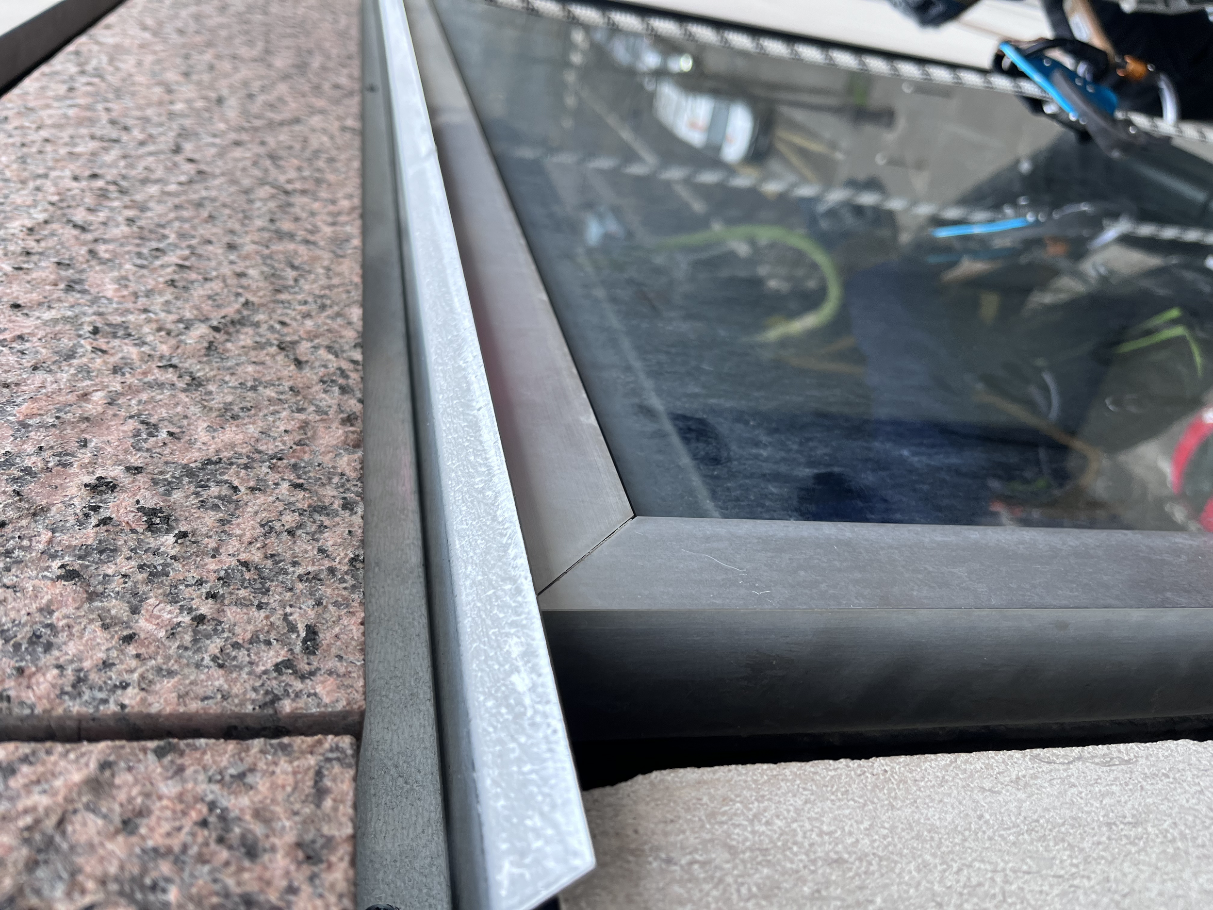 Pose de baguette goutte d'eau au dessus d'une fenêtre 