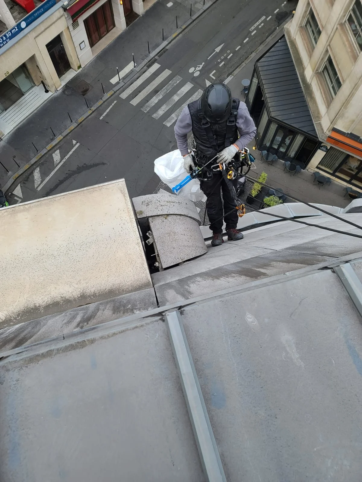 Mise en sécurité d'un matériau menaçant de chuter 