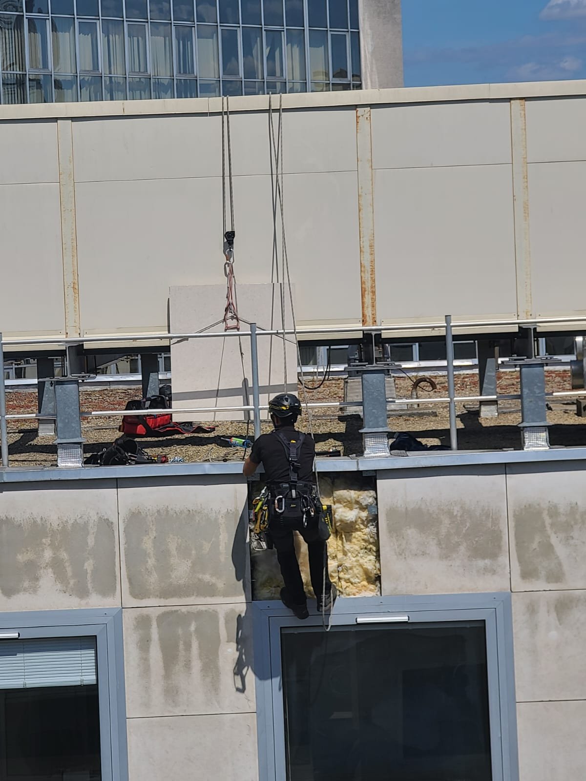 Remplacement d'une pierre agrafée en façade 
