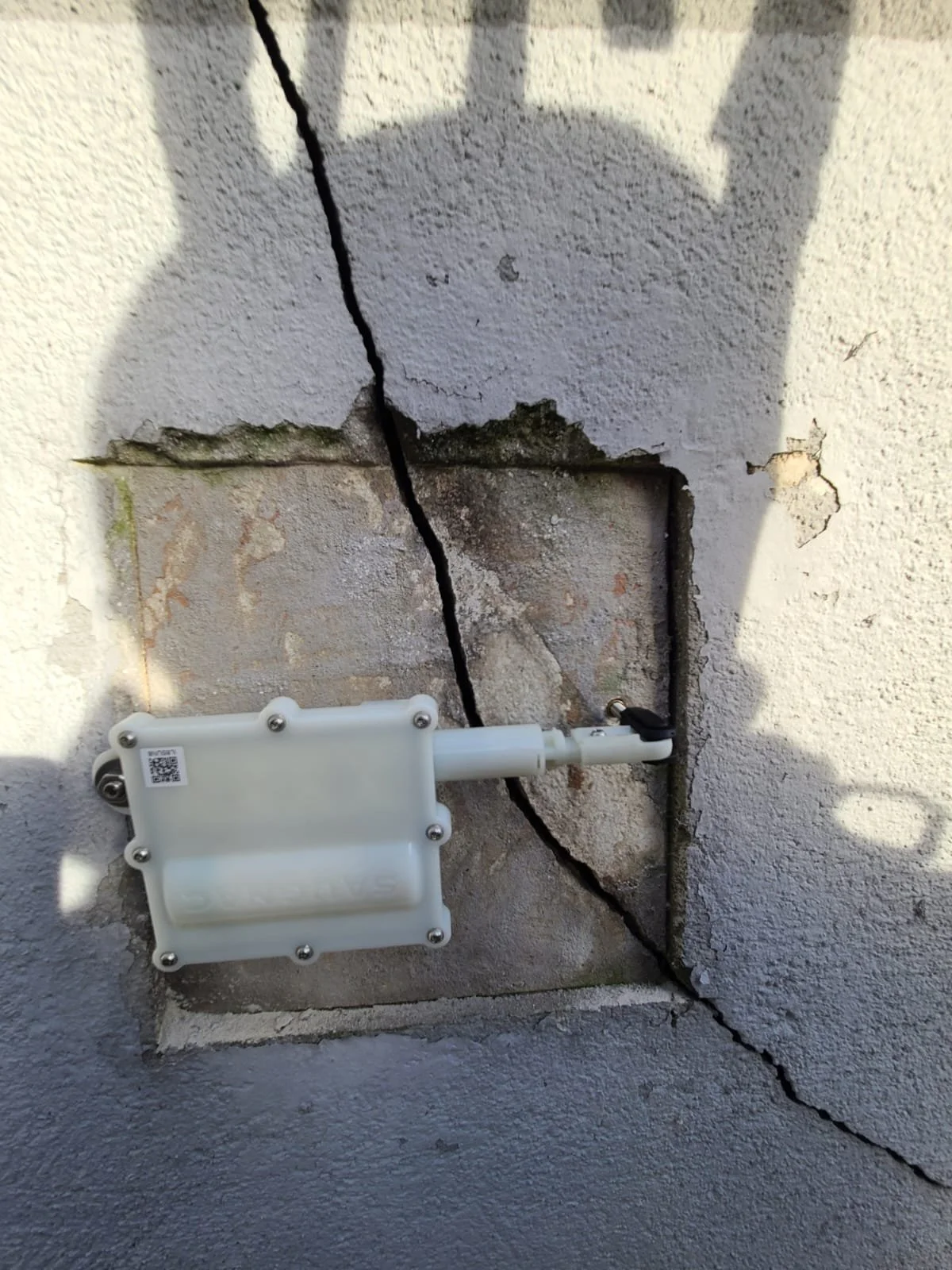 Pose de fissuromètre connecté en façade 