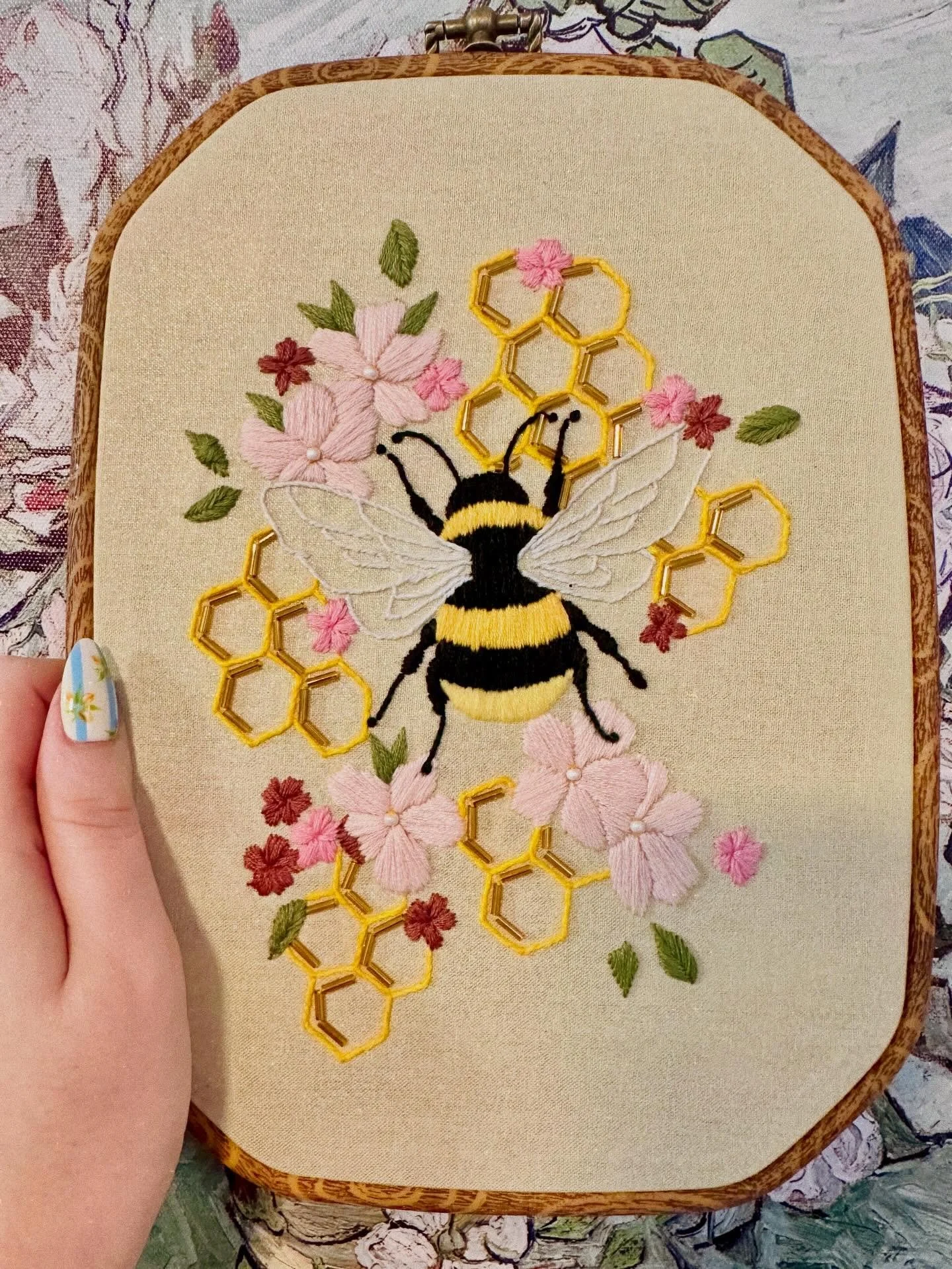 Loved how this piece turned out with this sparkle cotton fabric. The camera doesn&rsquo;t do it justice! ✨🐝
.
.
.
.
#embroidery #hobbies #crafts #embroideryart #handmade