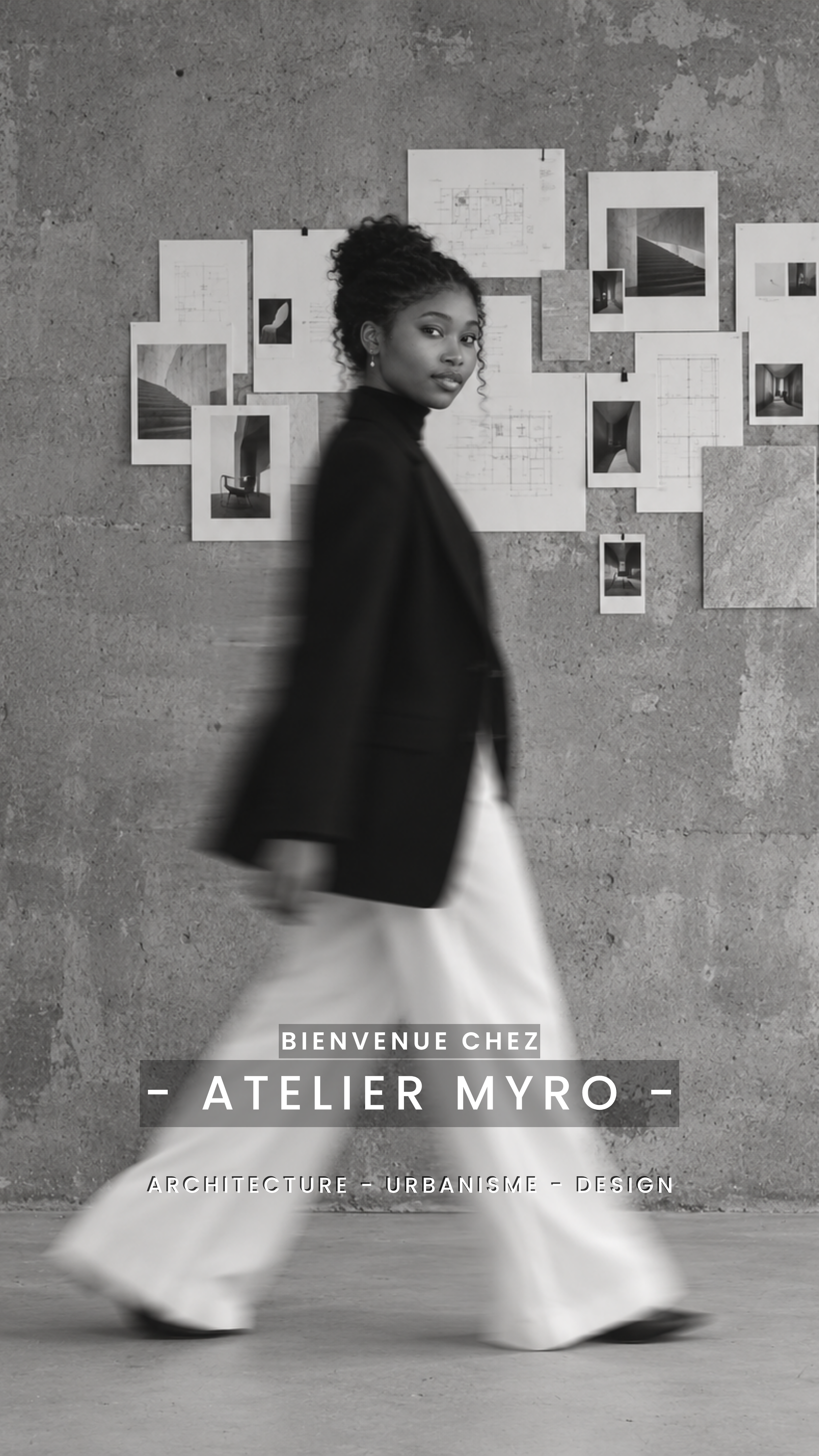 Photo en noir et blanc d'une femme marchant, portant une veste noire et une jupe blanche, avec un mur en béton en arrière-plan et des affiches ou plans accrochés au mur. Texte en bas : 'Bienvenue chez Atelier Myro - Architecture, Urbanisme, Design'.