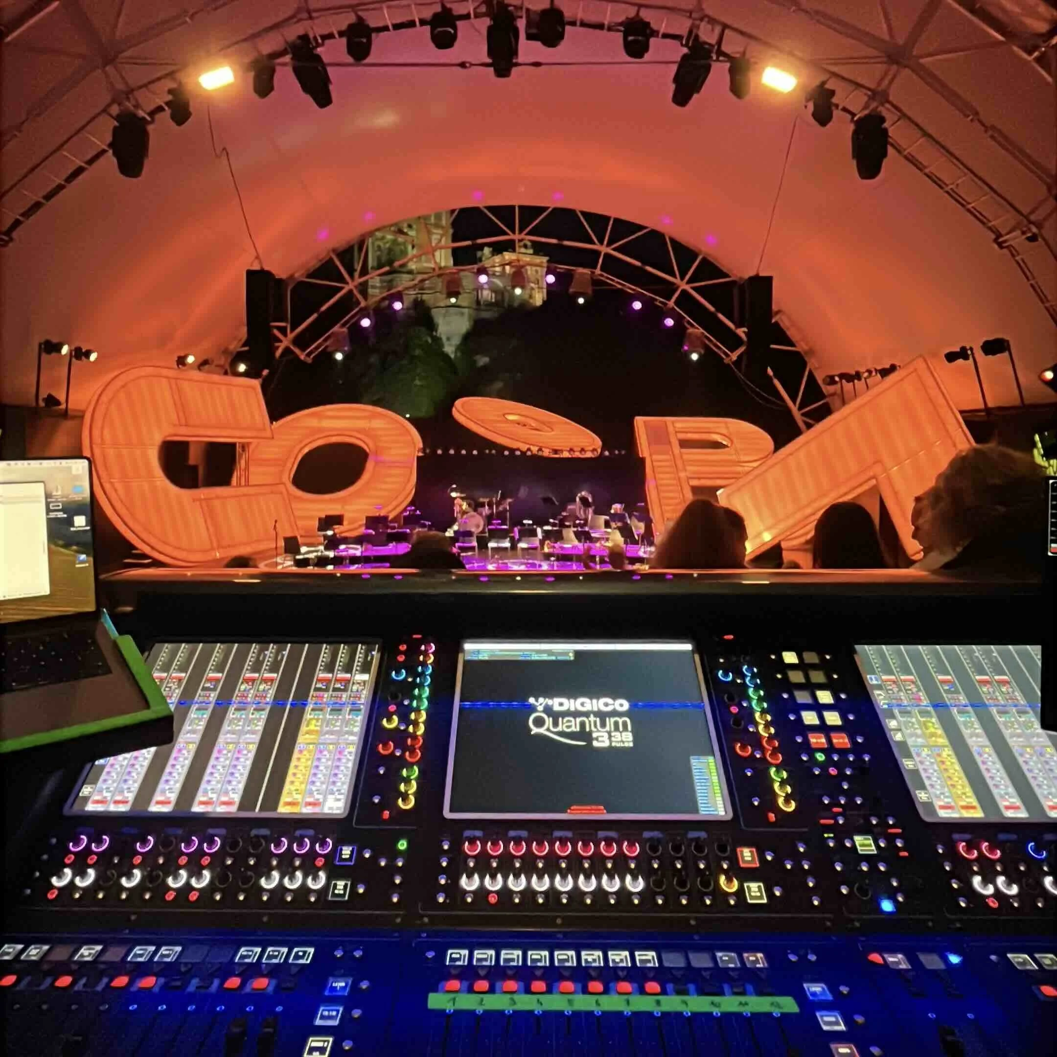 Die Melker Sommerspiele aus der Sicht des Tontechnikers mit dem Stift Melk im Hintergrund, der großen Bühne der Wachauarena im Mittelgrund und einem Digico Tonmischpult im Vordergrund.
