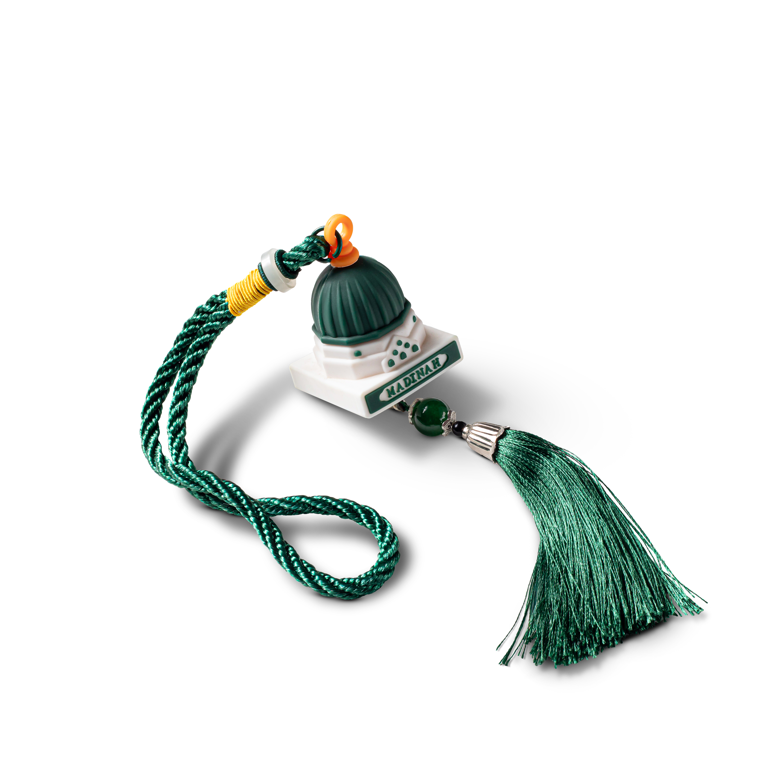 pendentif de voiture vert et blanc portant le mot « MADINAH » et une frange en filaments verts.
