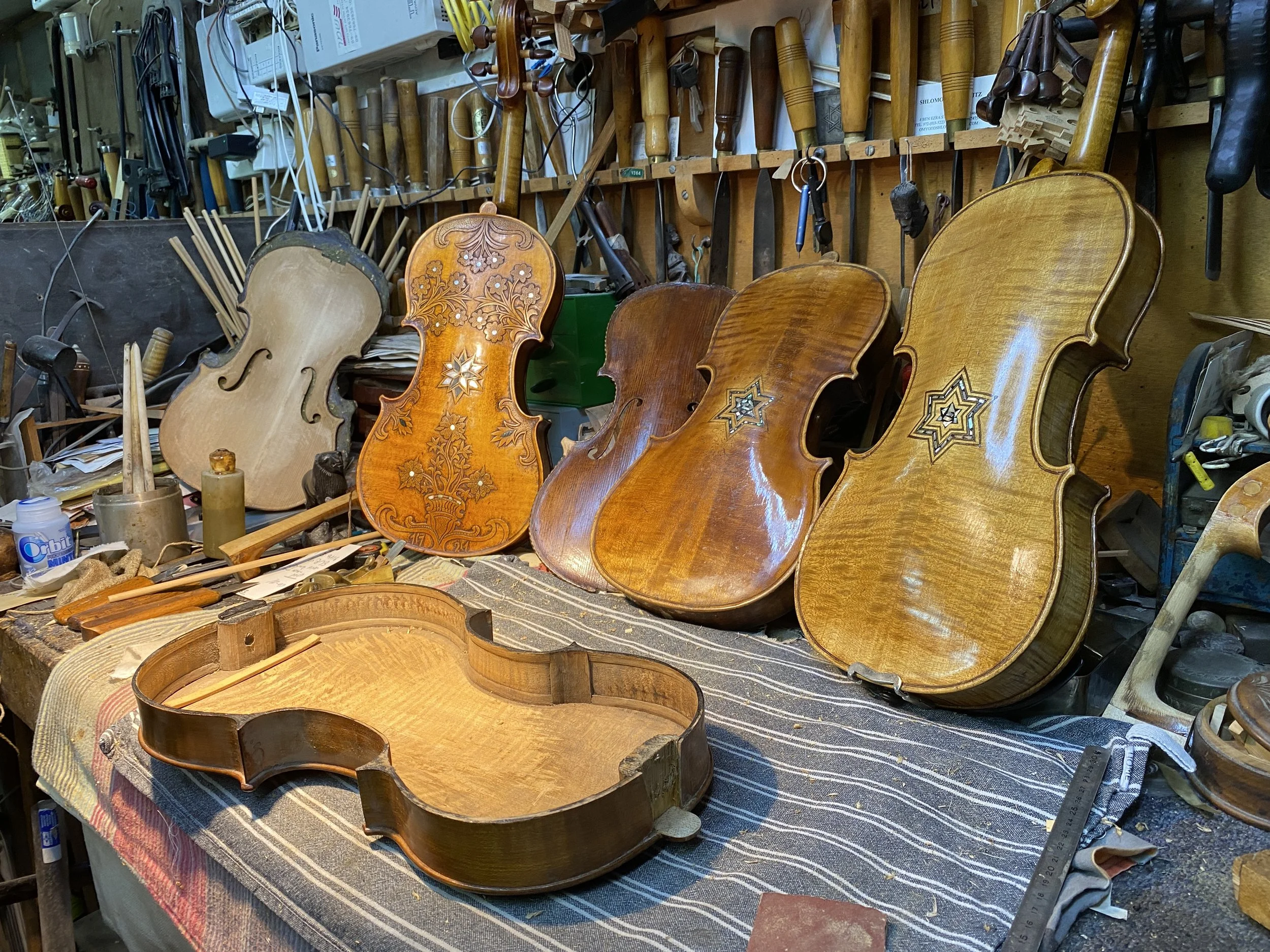 violins in workshop