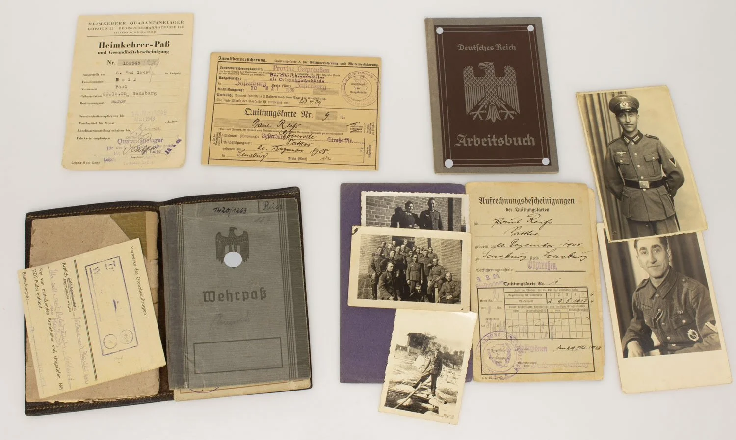 Konvolut Wehrpass, Soldbuch, Arbeitsbuch, Fotos und weitere Dokumente