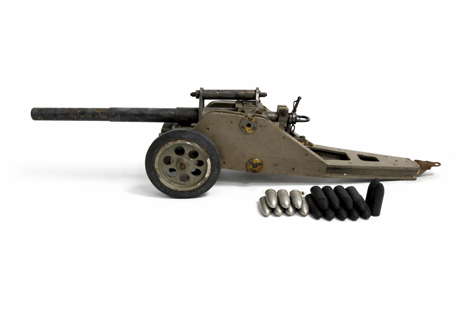 Tischkanone / Feldhaubitze, Holzlafette mit Messingbeschlägen, Federmechanismus, Geschosse