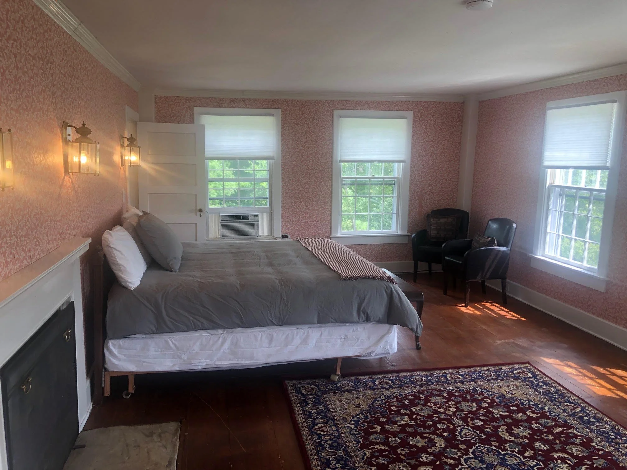 The largest of the the houses bedrooms, this king suite has wonderful mountain views, a large bathroom with soaking tub, and lots of closets. Includes a day bed. Located on the second floor. 