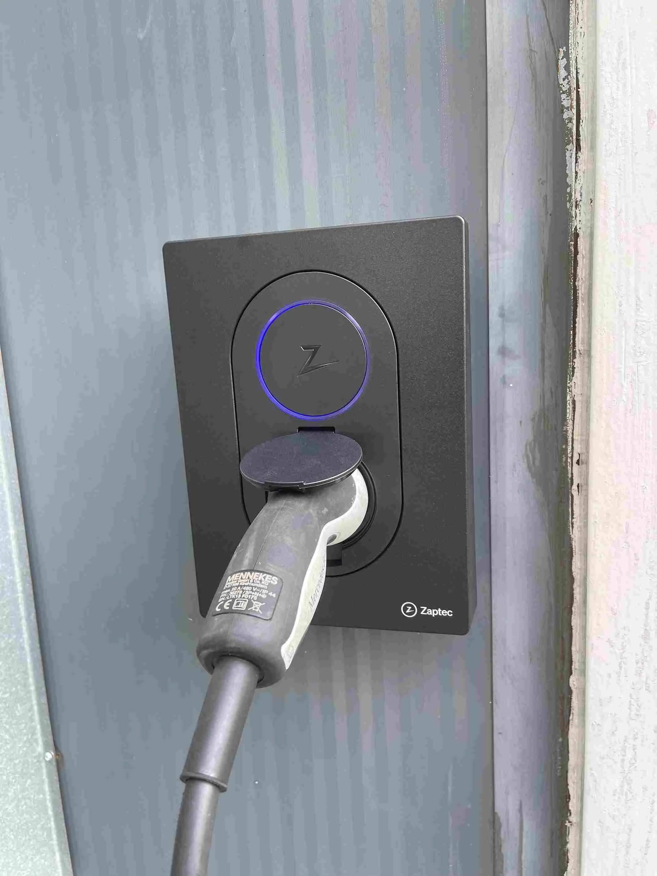 Oplaadpunt voor elektrische voertuigen merk Zaptec met aangesloten laadkabel.