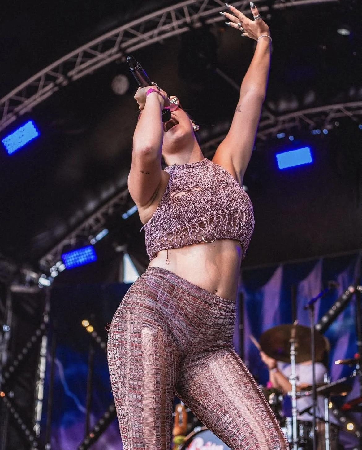 Distressed knitwear top for @caitybaser at @barnonthefarm festival photo from @jesshuxham