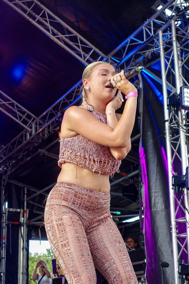 Distressed knitwear top for @caitybaser at @barnonthefarm festival. (Not my photo)