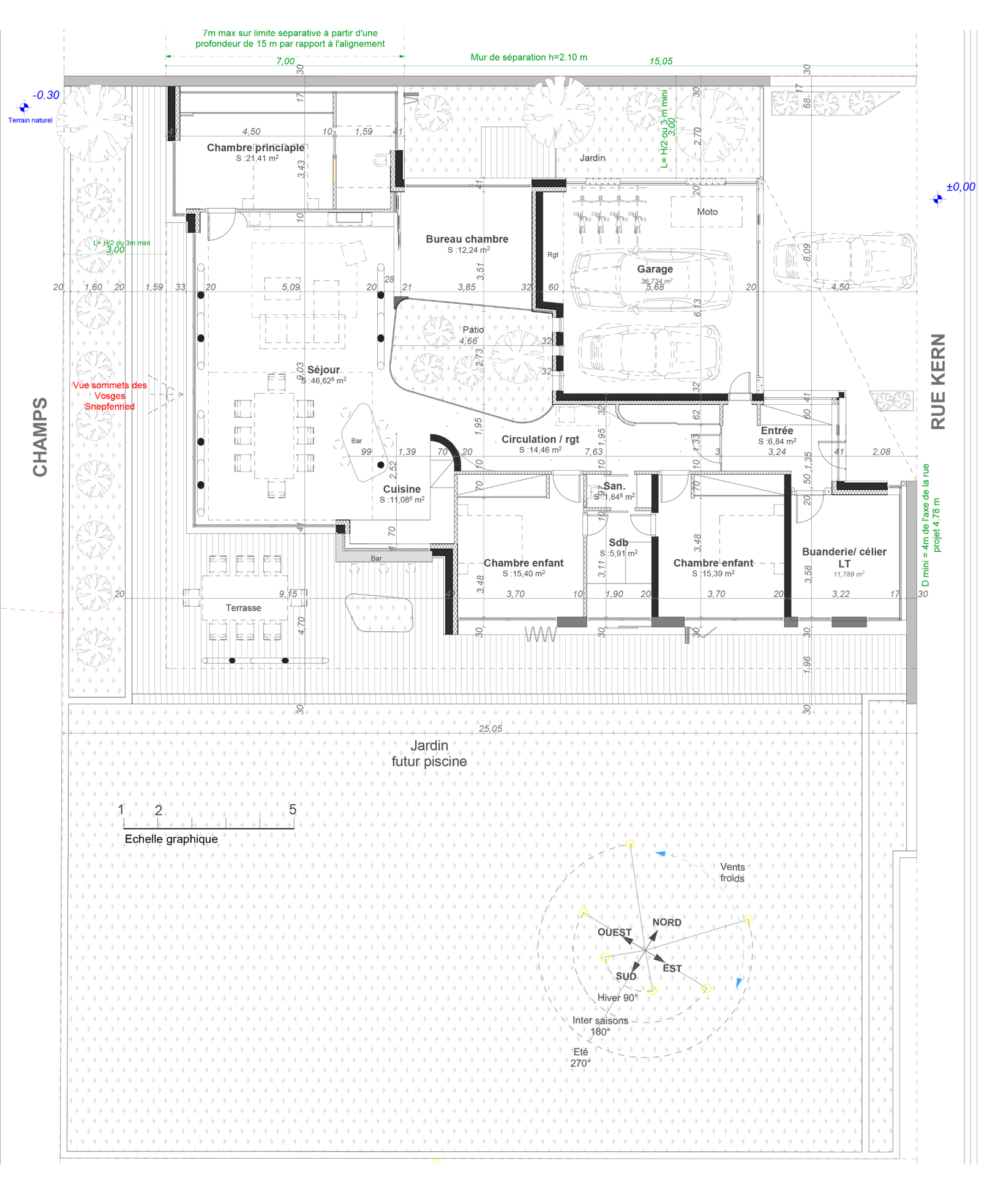 Plan architectural d'une maison avec jardin, garage, chambres, cuisine, salle de bain, terrasse, et espace extérieur avec cabane et piscine projetée, ainsi que des arbres et un symbole de boussole indiquant les directions cardinales.