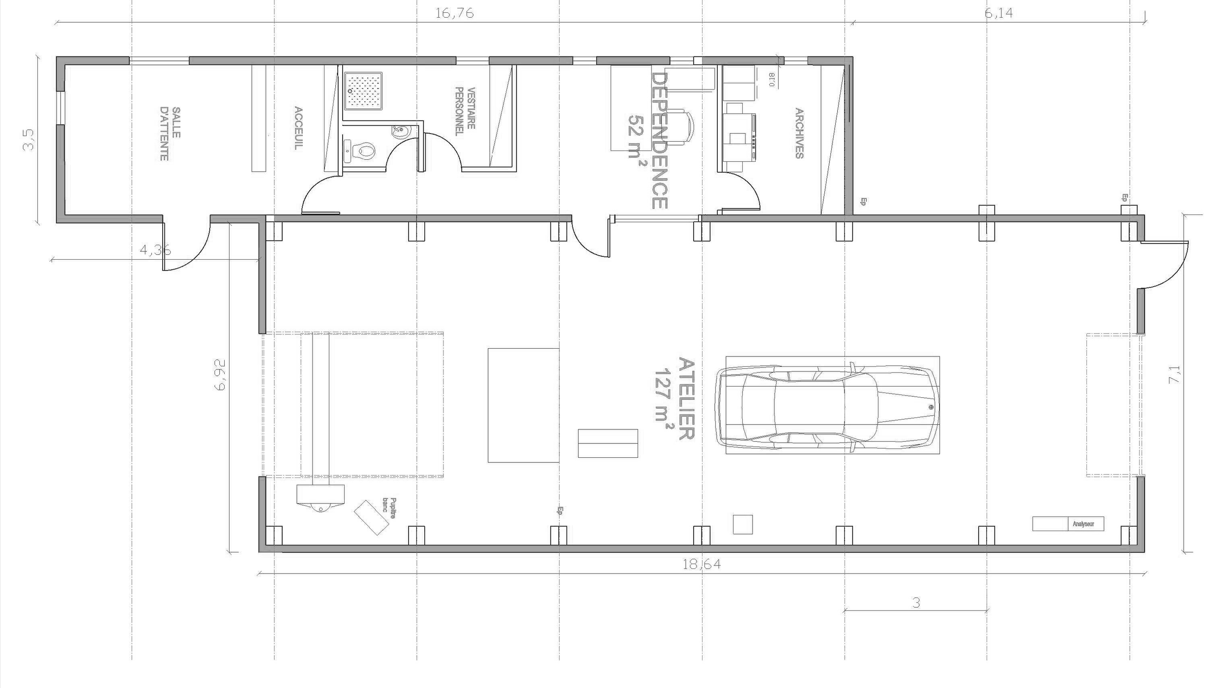 Plan architectural d'une maison avec un garage, une salle d'eau, un vestibule, un espace dédié au personnel, une salle de réception et des archives.