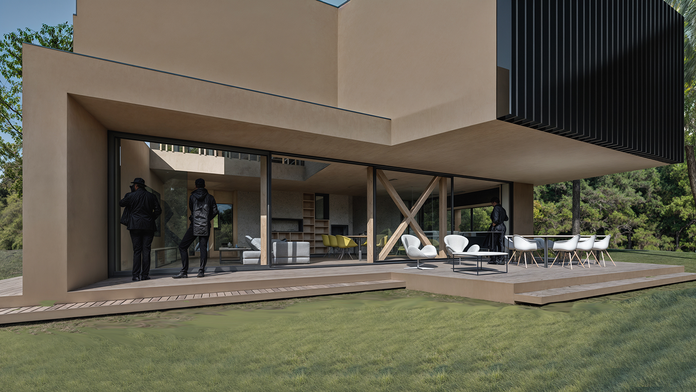 Une maison moderne avec un grand patio en bois, des grandes fenêtres vitrées et un mobilier d'extérieur blanc et jaune, entourée d’un jardin vert avec des arbres.