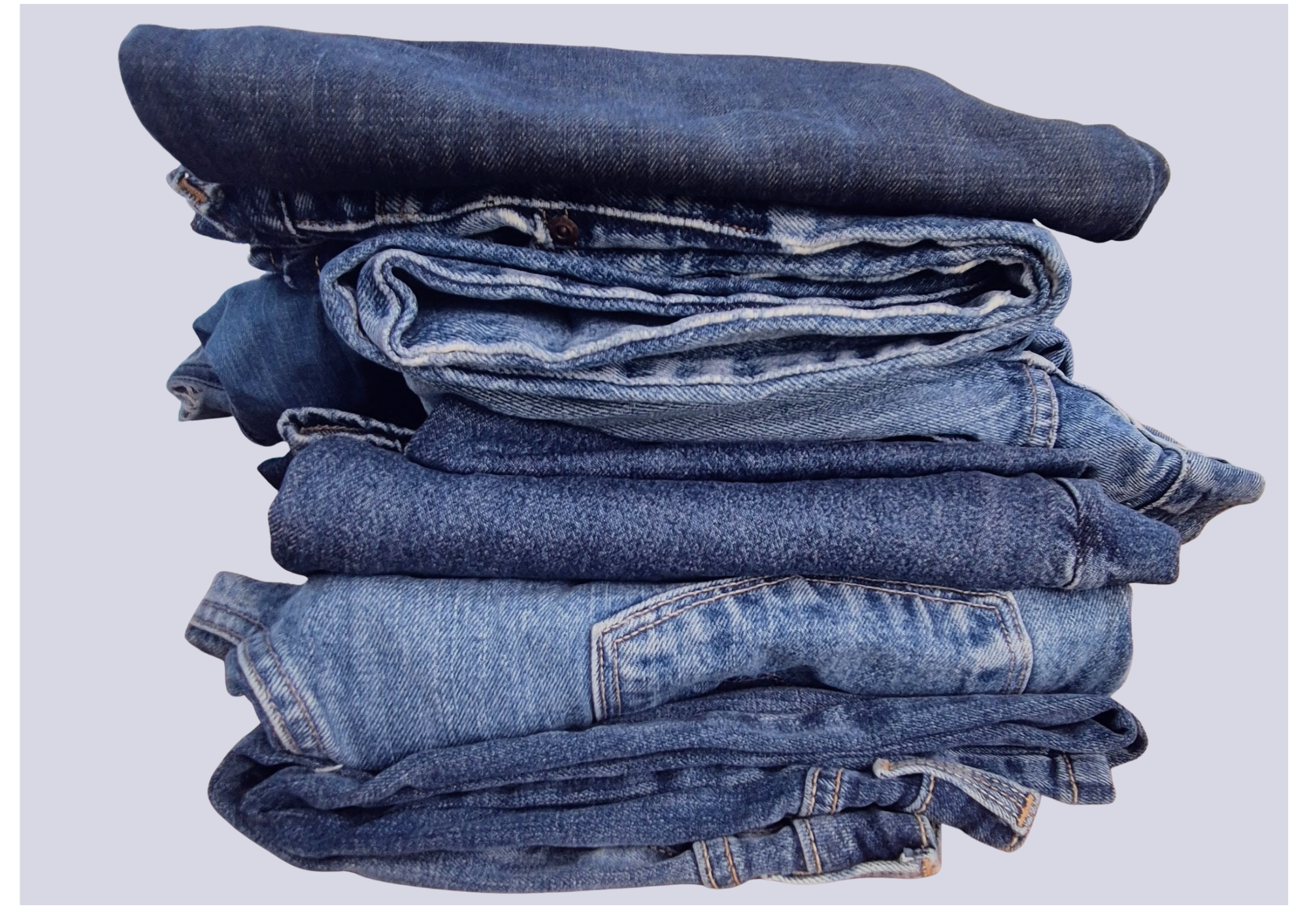 stapel oude jeans klaar om te recyclen