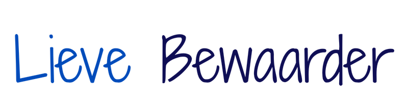De tekst 'Lieve Bewaarder' op een zwarte achtergrond, met de woorden in verschillende blauwtinten.