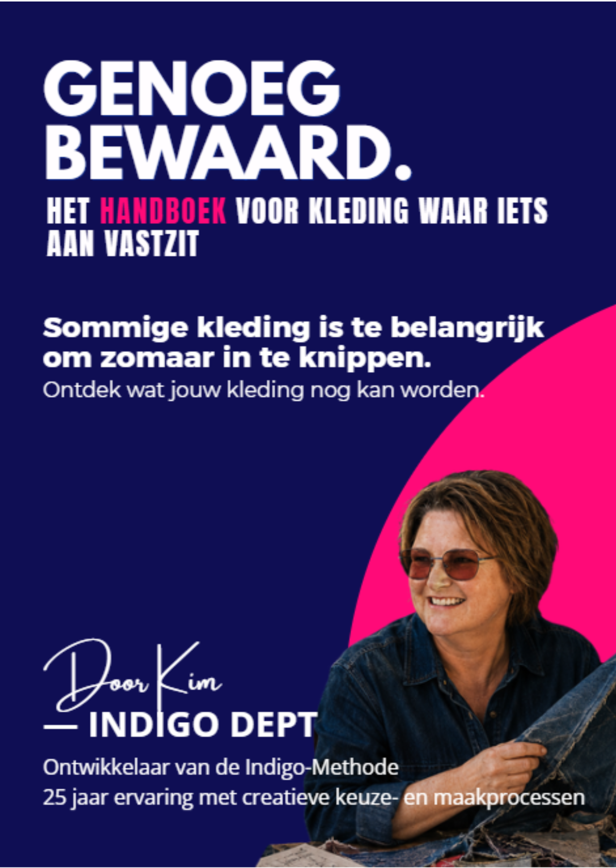 Boekomslag van 'Voor Kim' door Indigo Dept, met een foto van een lachende vrouw met korte haar en bruin getinte huid, diebruin haar draagt, tegen een felroze achtergrond.