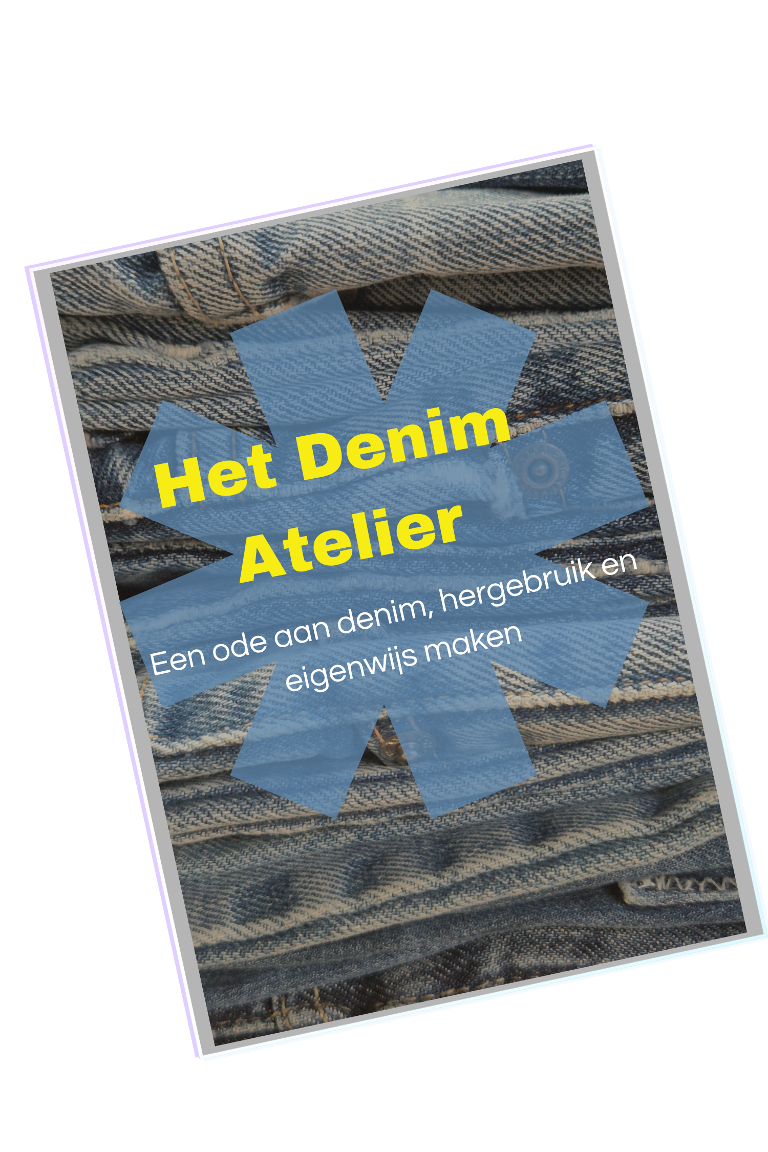 Boek met de titel 'Het Denim Atelier' ligt op een stapel blauwe en beige denim stoffen.