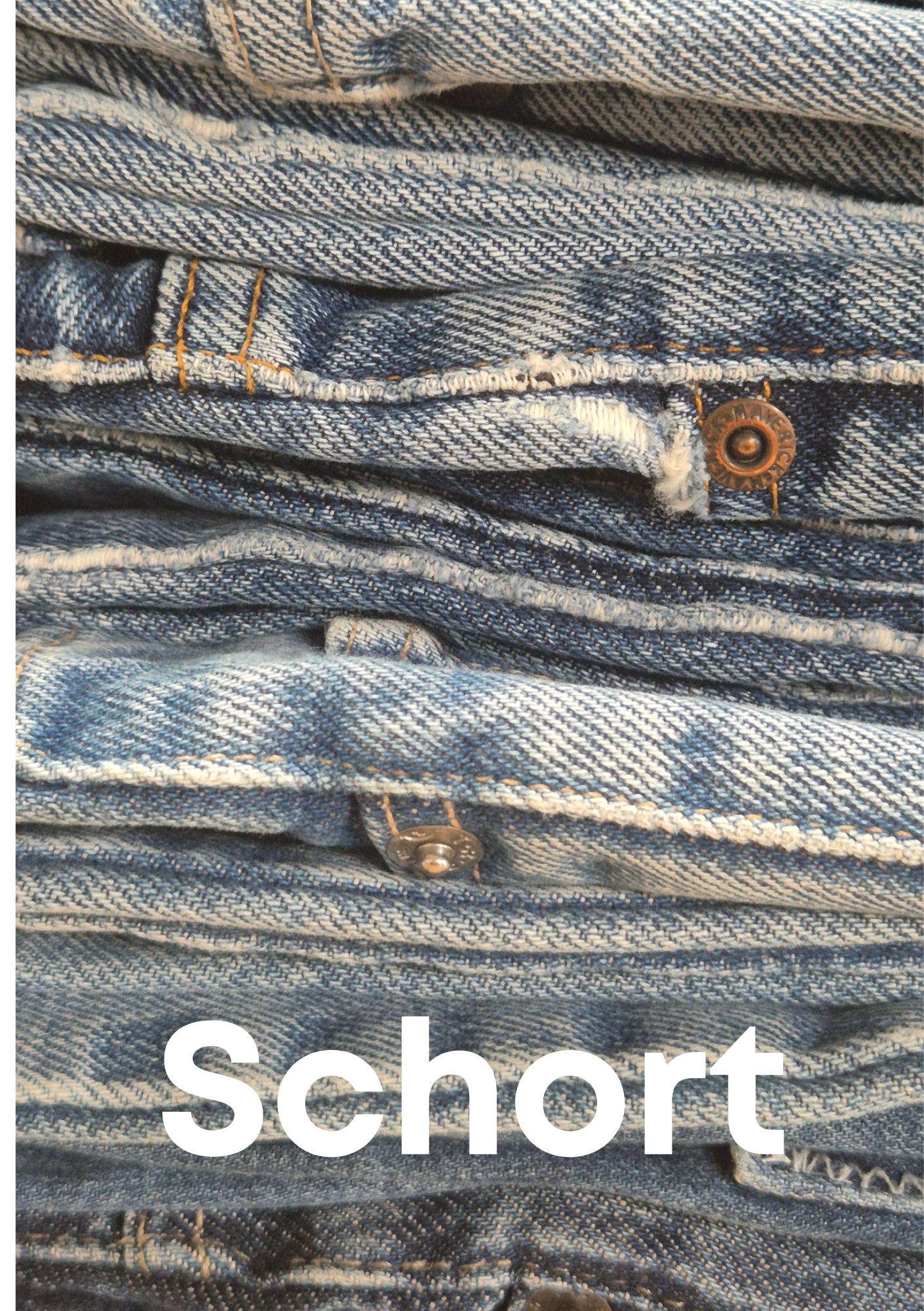 Close-up van een spijkerbroek met een knoop en een ritssluiting, met de tekst 'Short' onderaan.