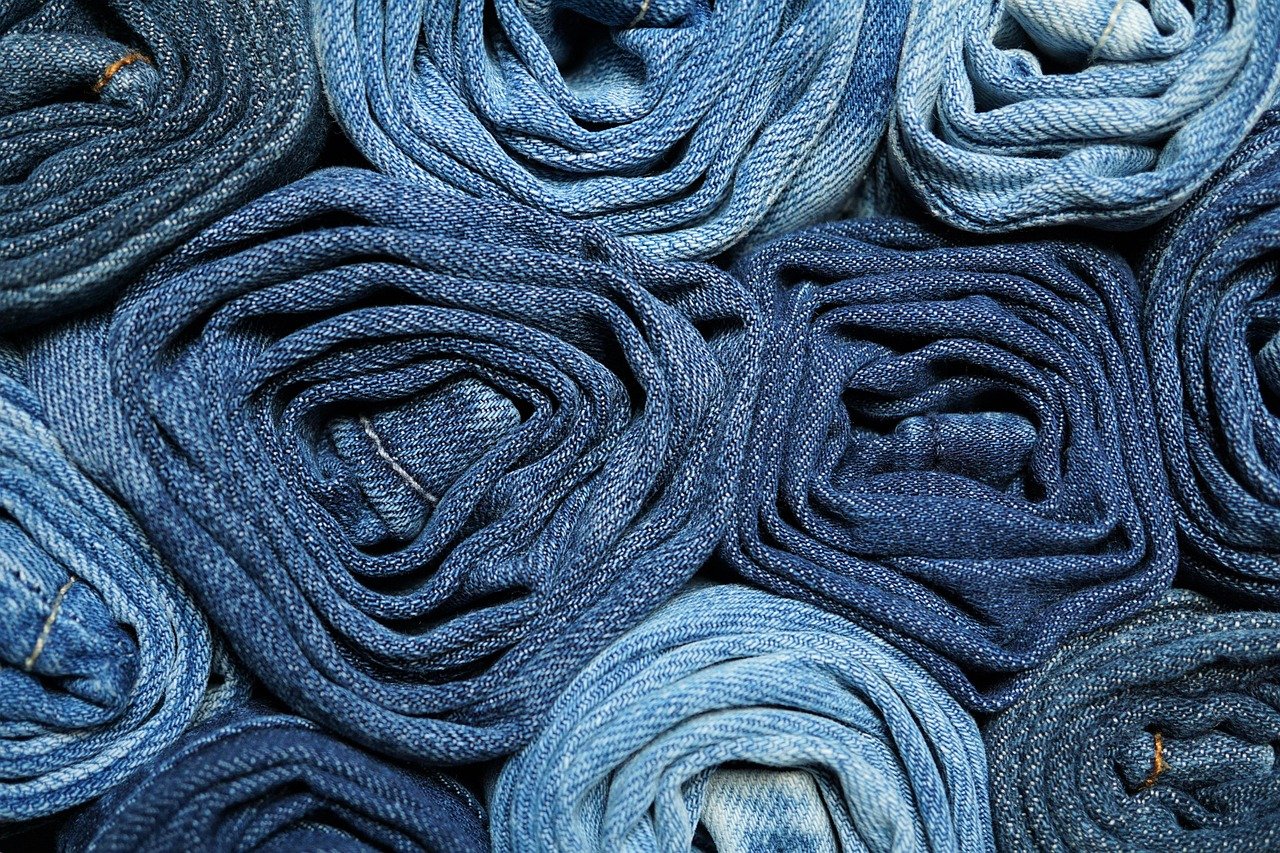 stapel opgerolde jeans, wachtend op een tweede kans