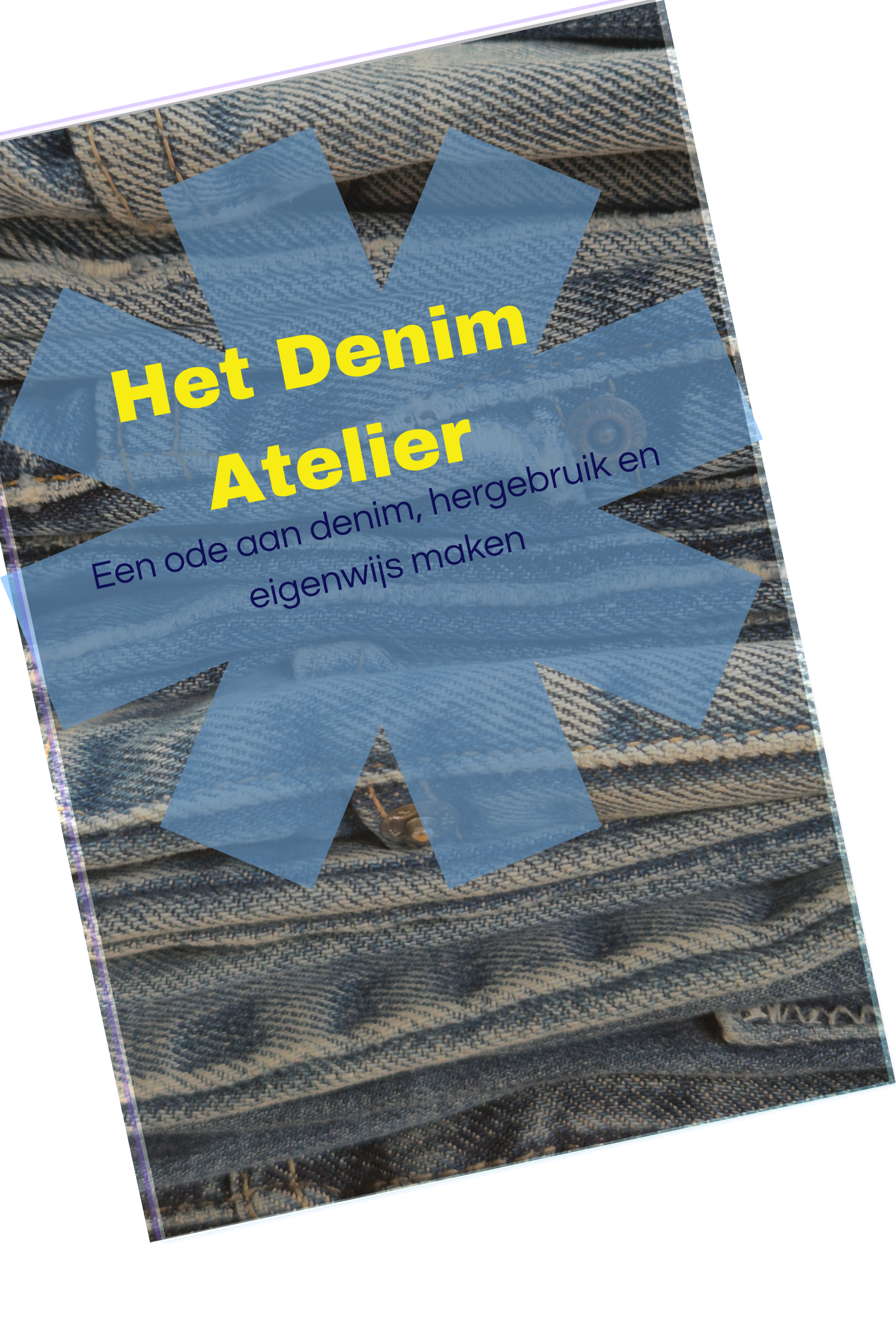 Close-up van een broek met een label dat leest "Het Denim Atelier" en de tekst "Een ode aan denim, hergebruik en eigenwijs maken" erboven, stof met denimstructuur.