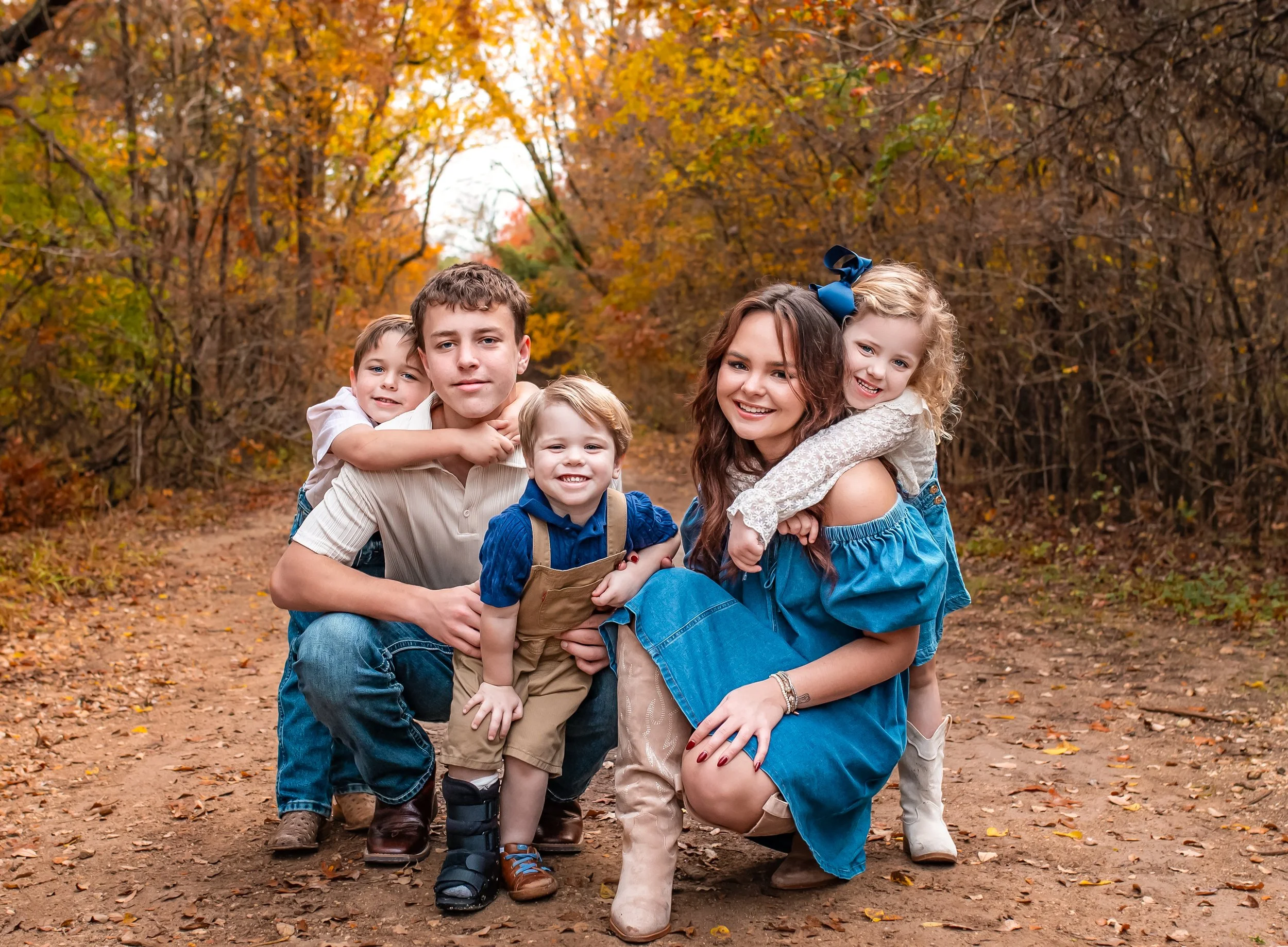 Golden hour outdoor family photo in an Austin park