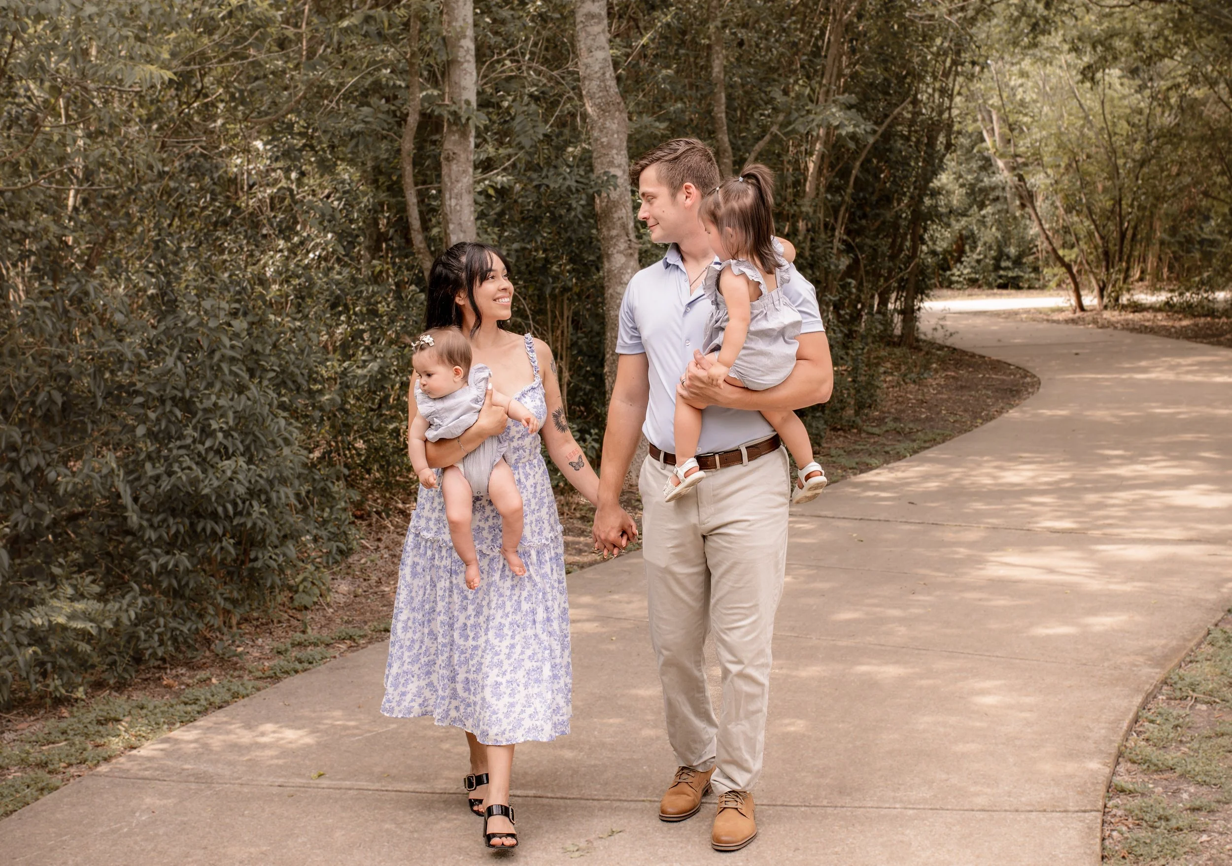 Light, candid family photos in an Austin park.