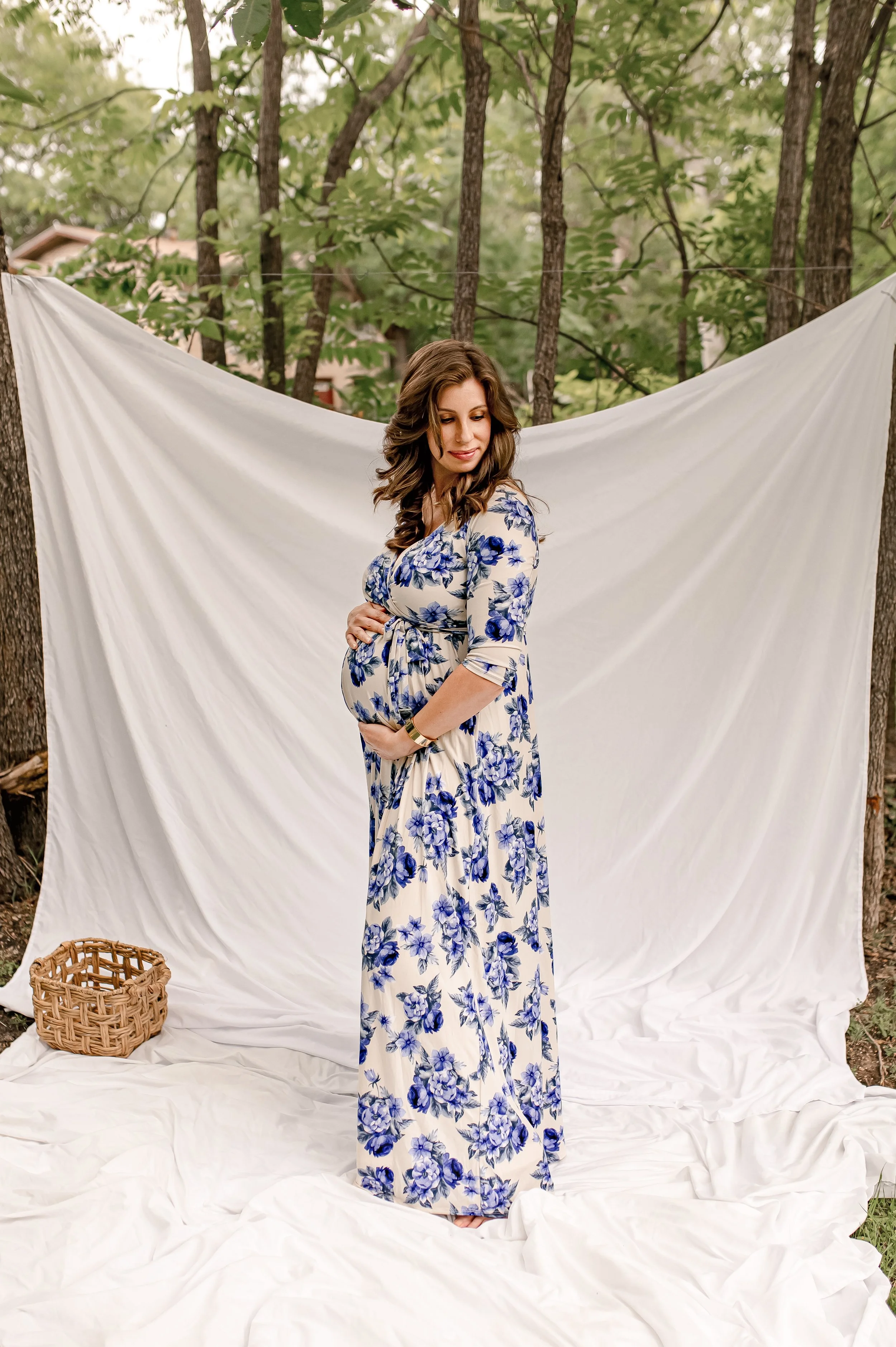 Outdoor lifestyle maternity portrait of expecting mother in Round Rock, Texas