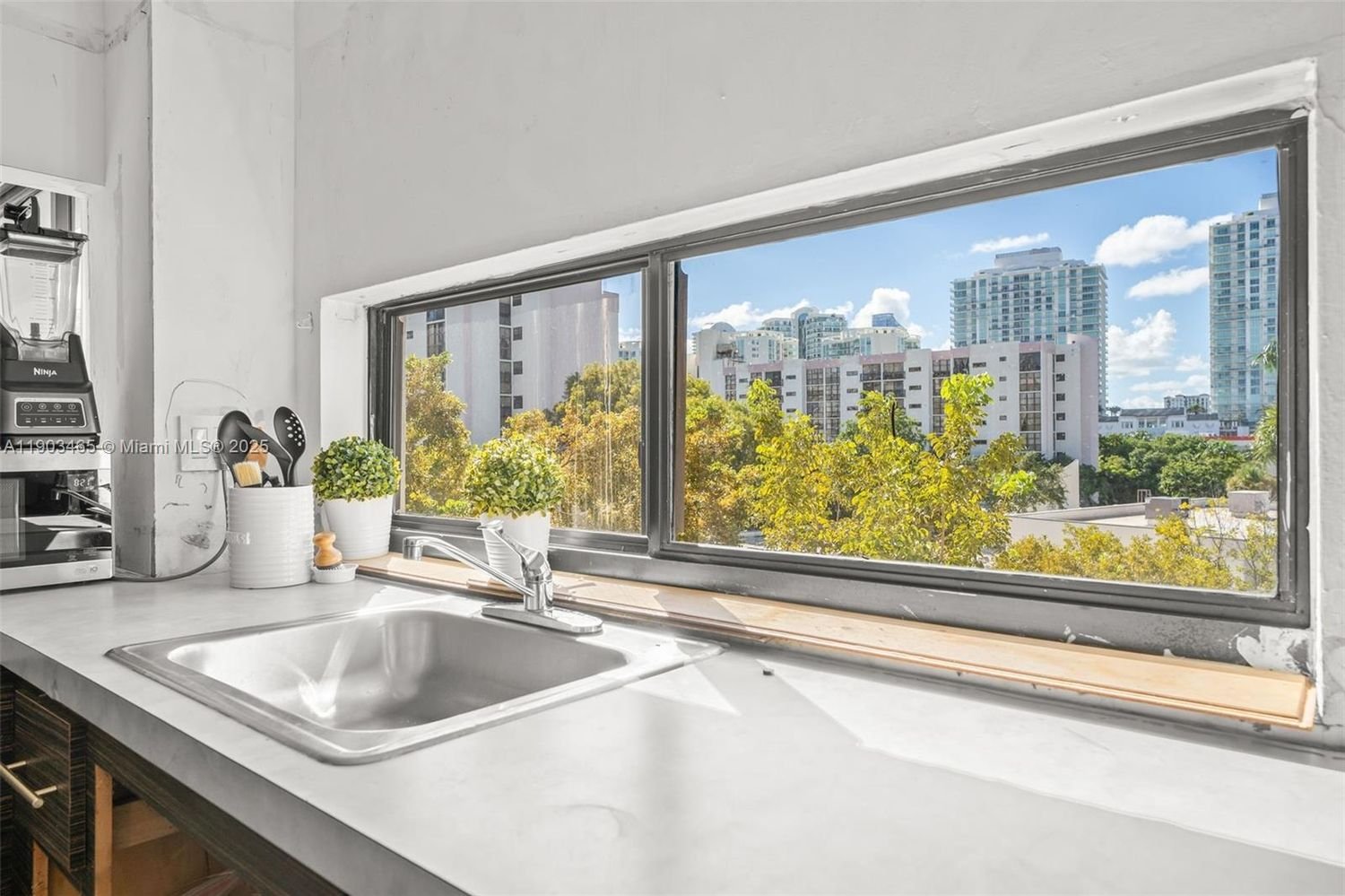 Residence 3 · Sunny Isles Beach
Panoramic views and elegant interiors in a refined bayfront residence designed for modern coastal living.
