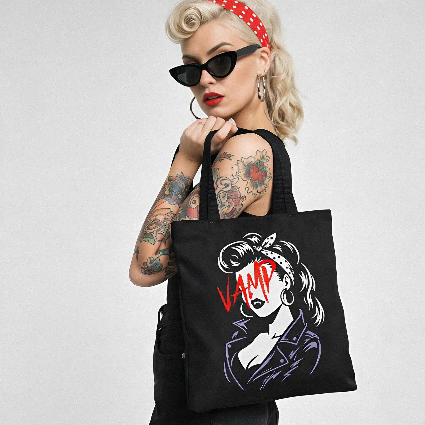 Carries your essentials&hellip; and your dark side. 🖤
🕷️ Link in bio 💋 #eclectictales #vamp #glamoughoul #totebags #darkfashion