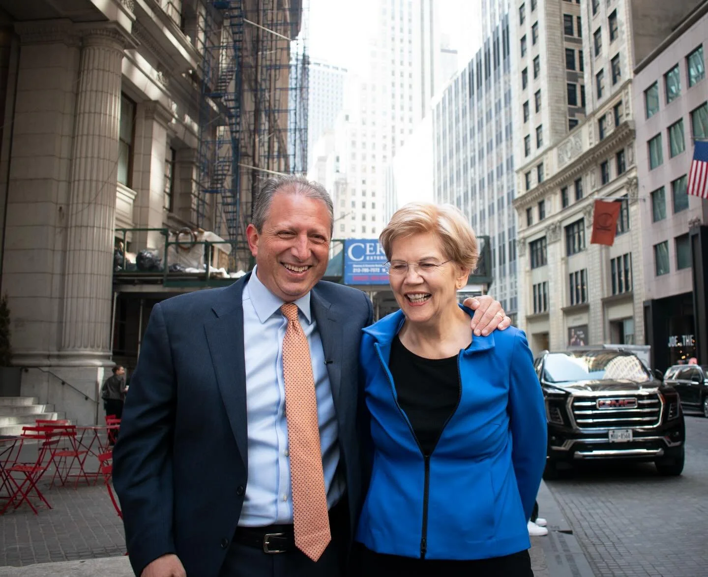 @brad.lander and Senator @elizabethwarren held an event outside of the New York Stock Exchange early Friday, where Warren urged New Yorkers to elect Lander to Congress. Lander is running for New York&rsquo;s 10th Congressional District against incumb