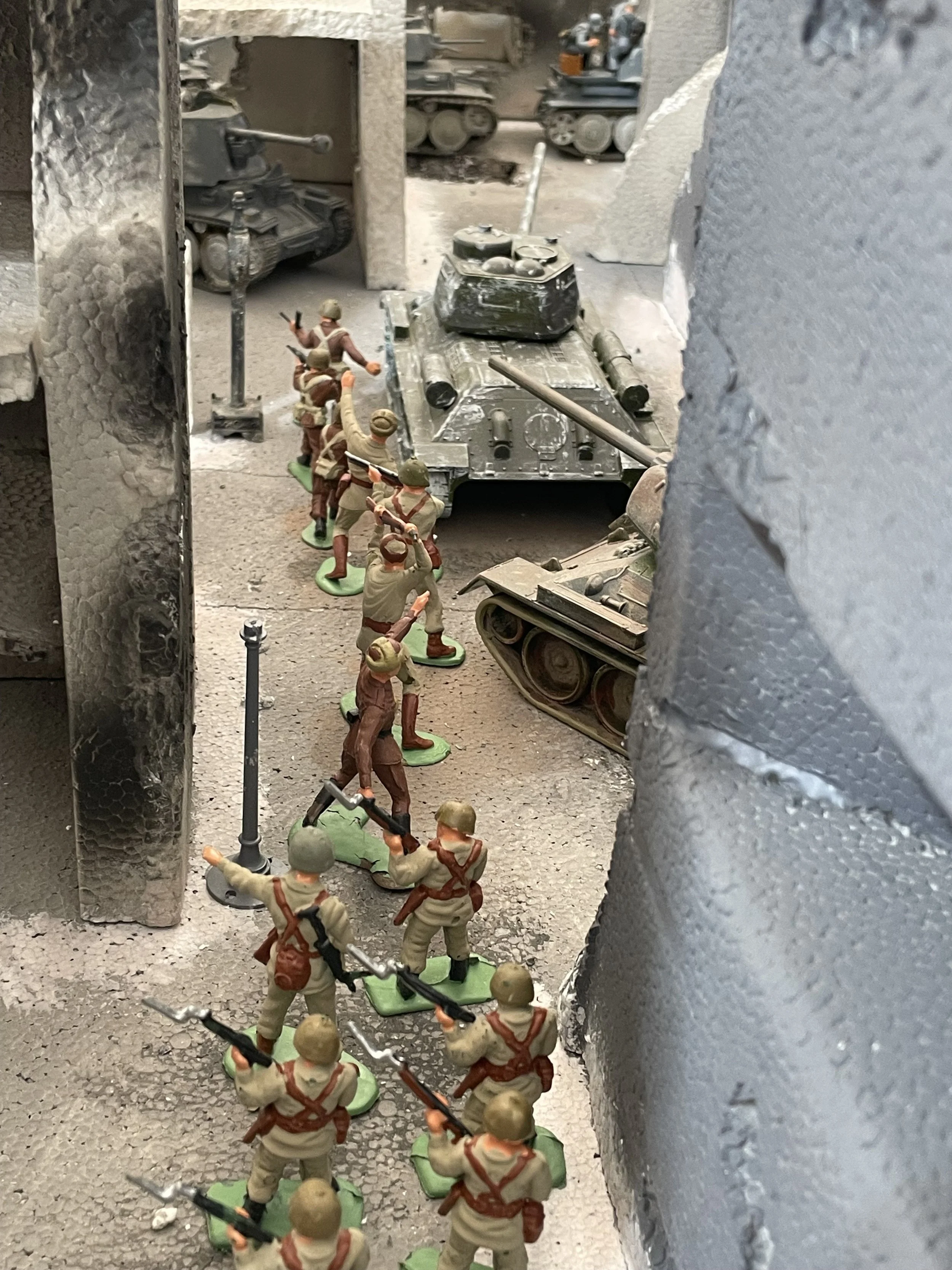 Kharkov’s twisting streets and shattered building lines created countless opportunities for ambush. In such close urban terrain, armor advancing without clear sightlines or secure flanks could be surprised at almost any turn.