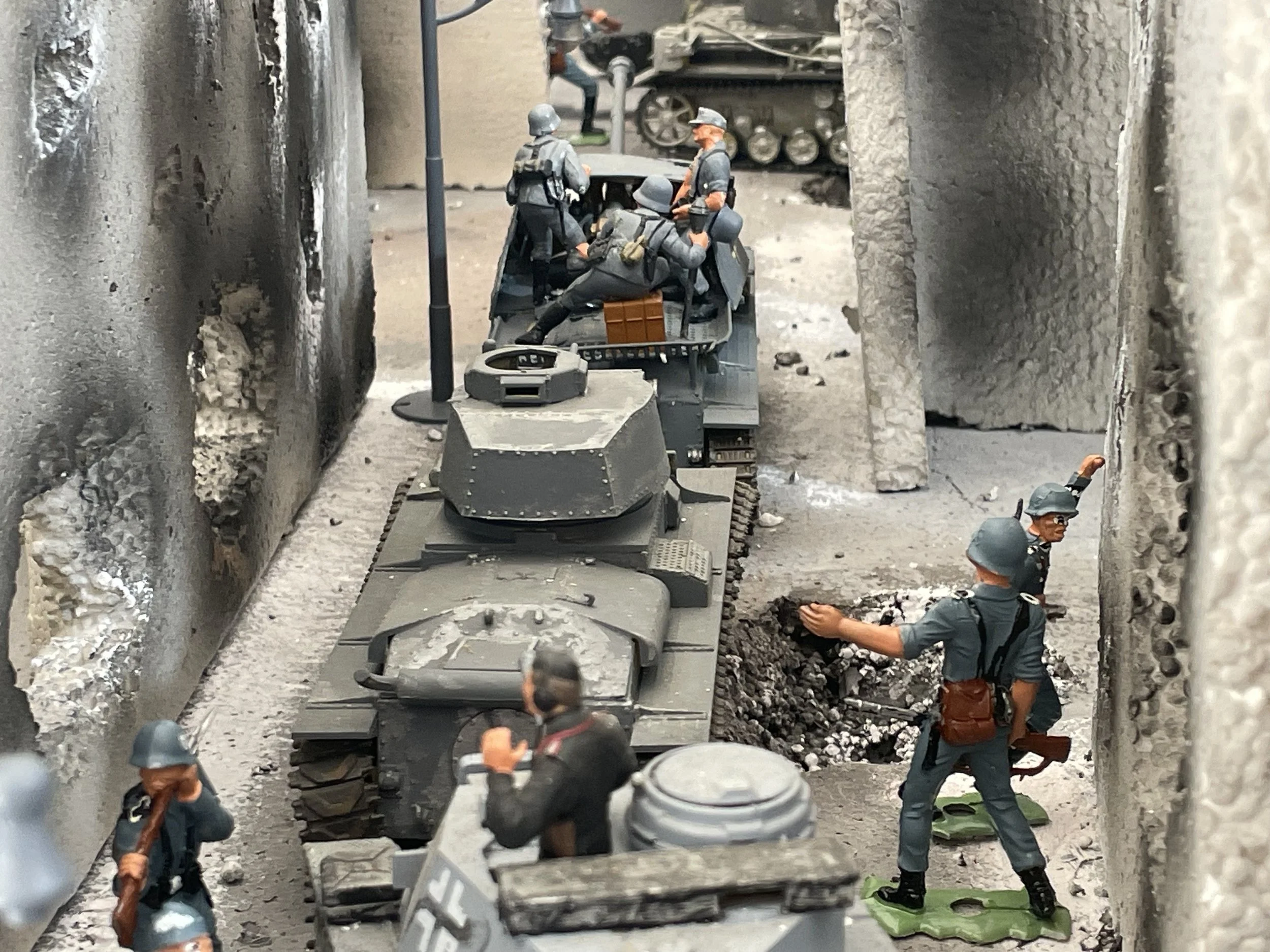 In the maze of Kharkov’s narrow streets, communication and control quickly broke down under combat conditions. Every intersection became a decision point, as small units were forced to react in real time amid rubble, confusion, and the constant threa