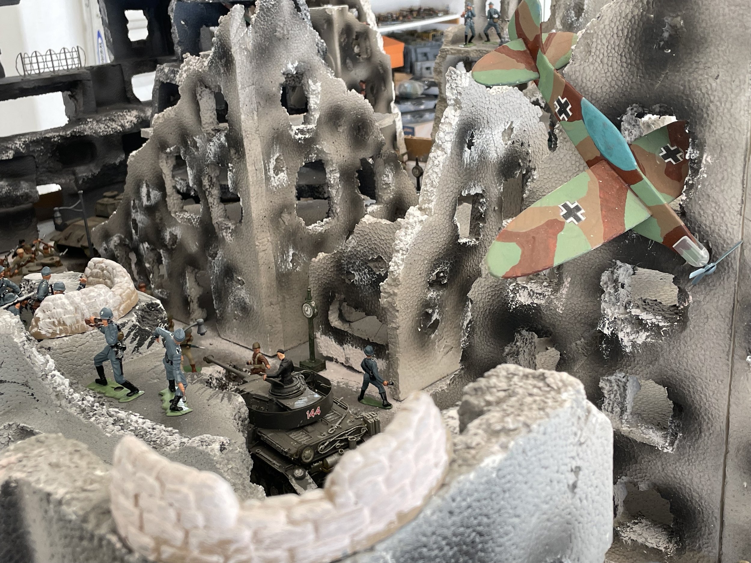 As the battle ran its course, Kharkov’s central districts were left shattered, with whole blocks reduced to burned-out shells and rubble. Repeated fighting through the same urban ground transformed the city into a landscape of ruins long before the c