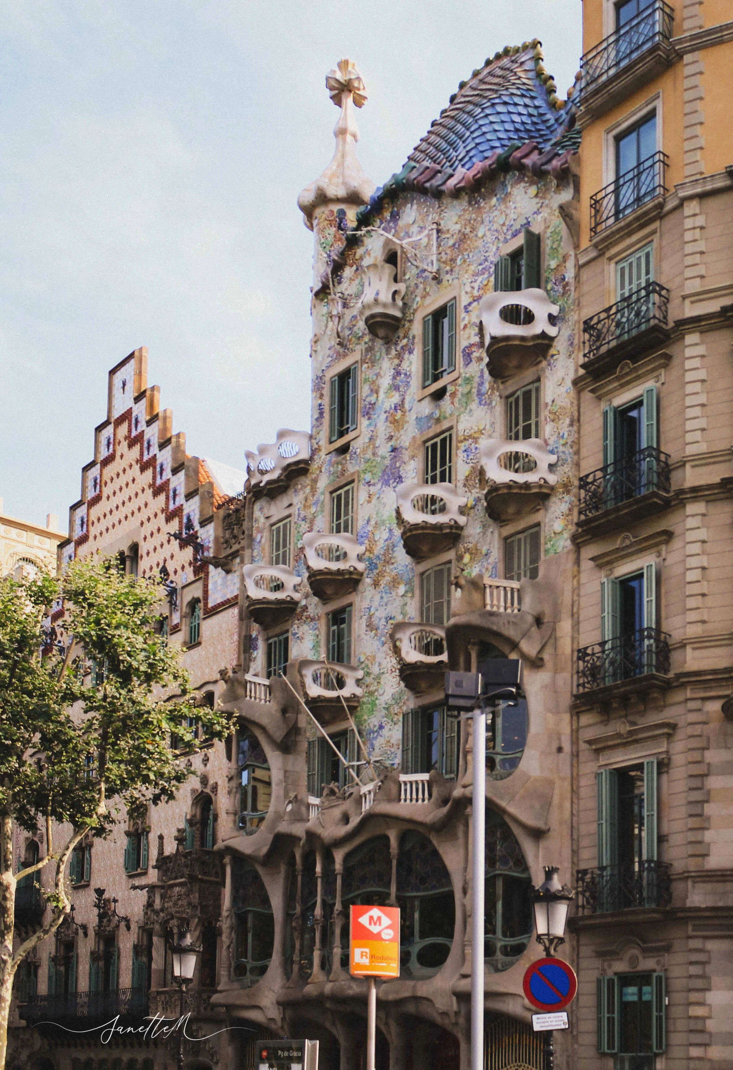 Barcelona - Edificio colorido con arquitectura irregular y ventanas con balcones, en la calle de Barcelona, España.