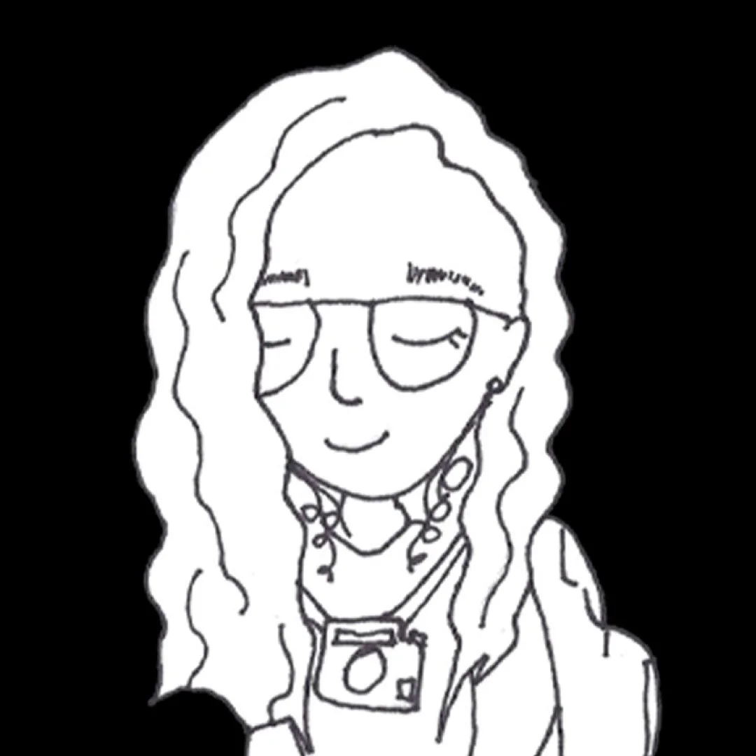 Dibujo en blanco y negro de una mujer con gafas, gorra y cabello rizado que lleva una cámara alrededor del cuello.