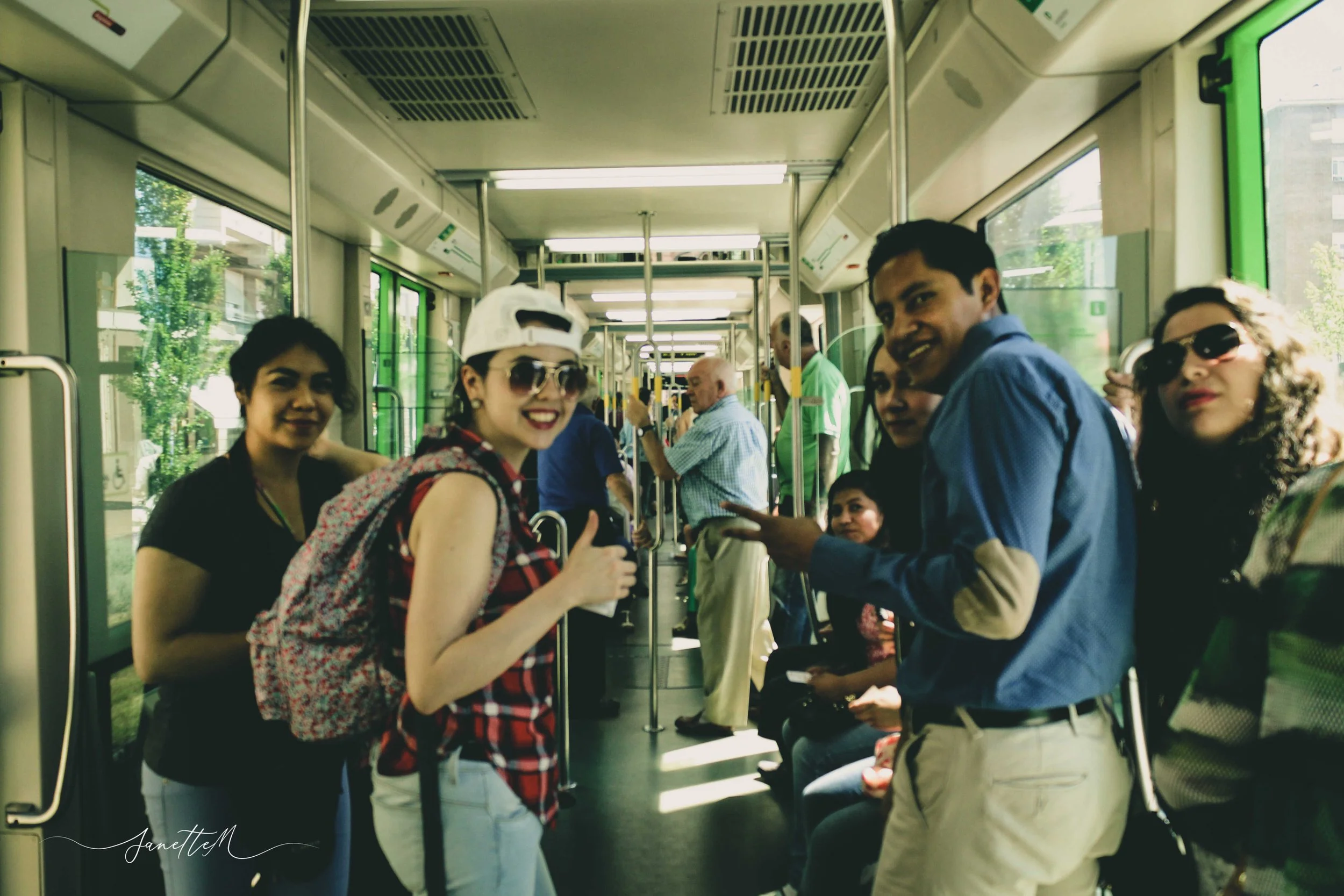 Grupo de personas bronceándose en un autobús en un día soleado.